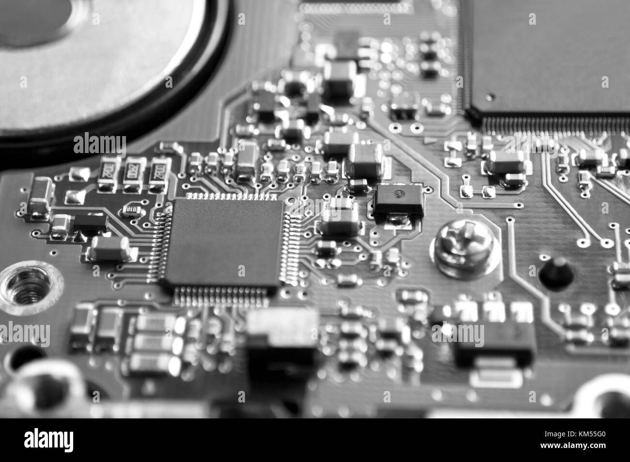 Hardware digitale closeup. Microchip e gruppo di condensatori sulla scheda di circuito macro Foto Stock