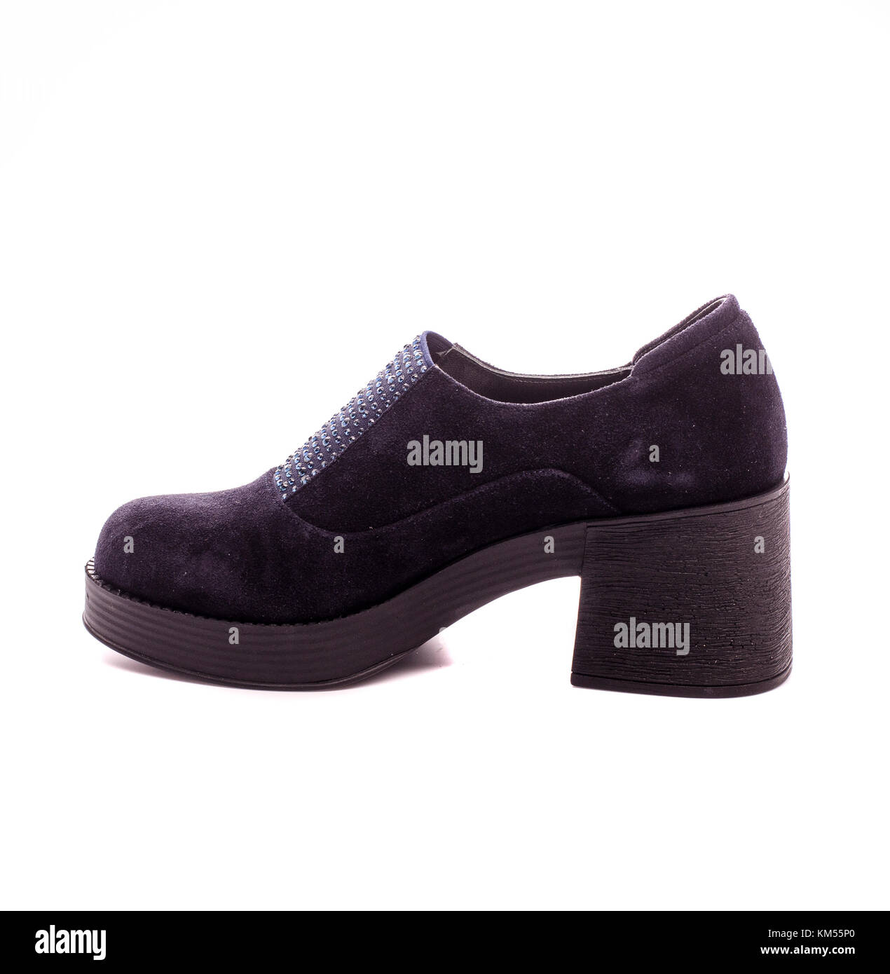 Blu scuro scarpe donna isolato su sfondo bianco Foto Stock