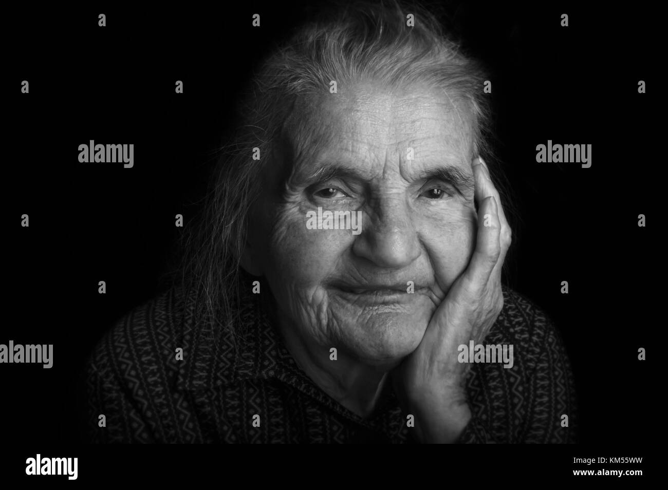 Ritratto di un triste donna anziana. Sognare il passato. Messa a fuoco selettiva. Foto Stock