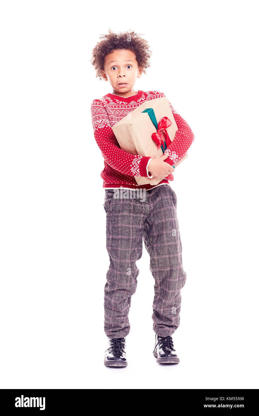 Ragazzo che posa con la confezione regalo Foto Stock