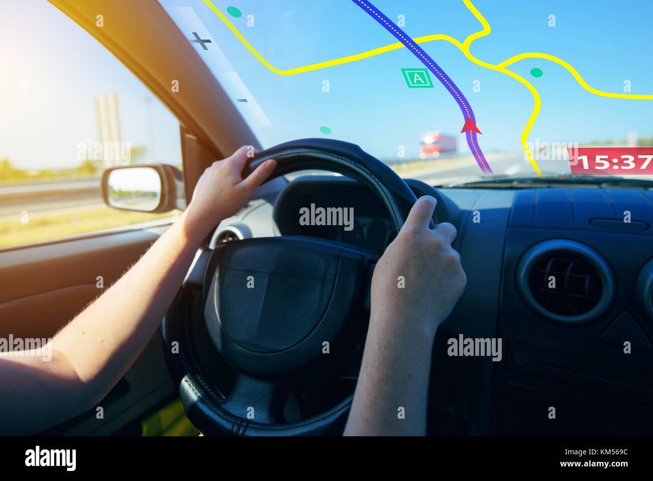 Gps (global positioning system) navigazione in auto, aiuto e assistenza con il senso di marcia su strada Foto Stock