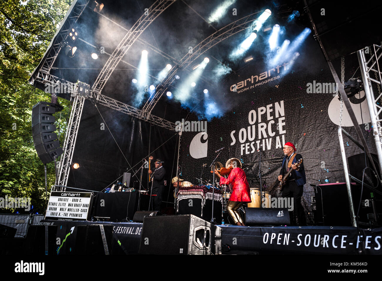 Il musicista, compositore e attore jazz americano Idris Ackamoor esegue un concerto dal vivo con l'ensemble jazz The Pyramids al festival di musica tedesco Open Source Festival 2016 a Düsseldorf. Germania, 09/07 2016. Foto Stock