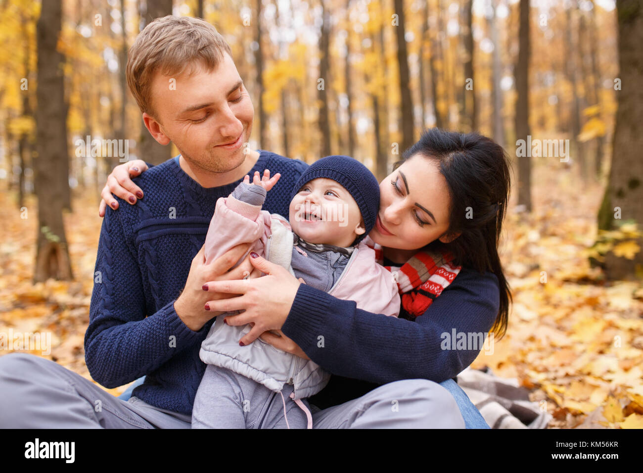 I genitori svolgono con piccola figlia Foto Stock