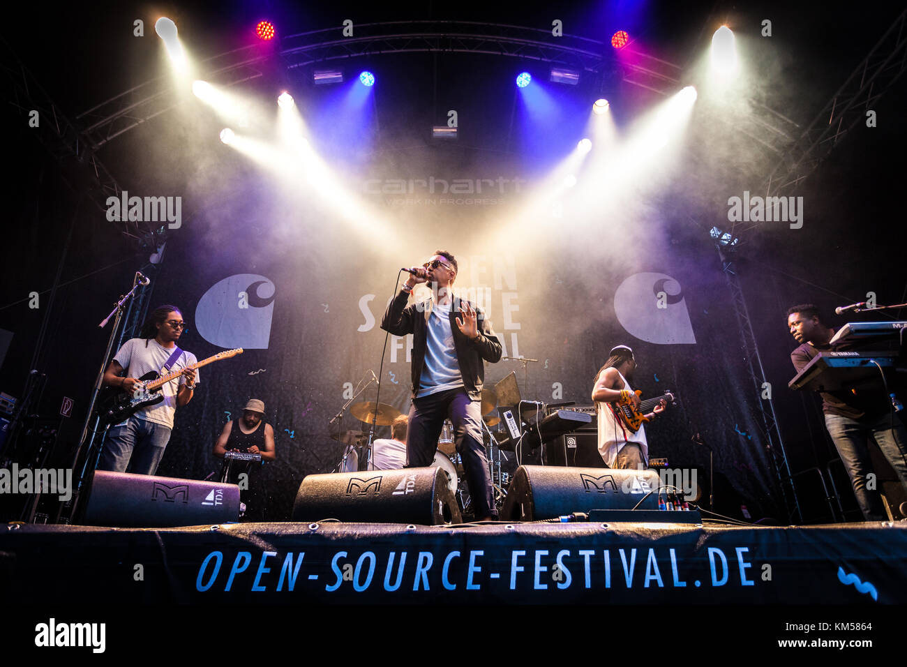 Il rapper e lirista americano Oddisee esegue un concerto dal vivo con la band dal vivo Good Comny al festival di musica tedesca Open Source Festival 2016 a Düsseldorf. Germania, 09/07 2016. Foto Stock