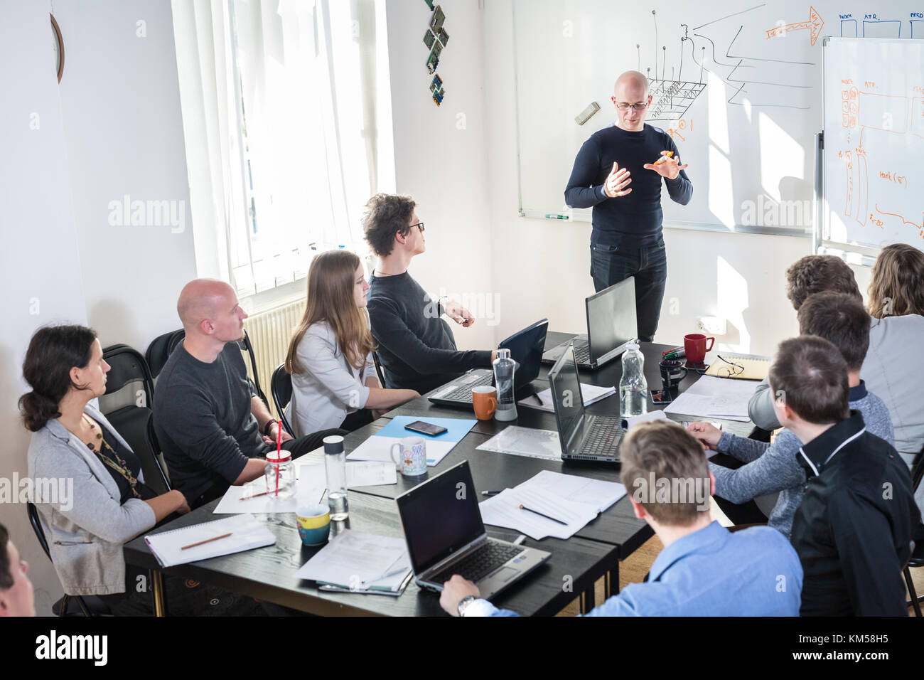 Rilassata ed informale business it azienda startup riunione del team. Foto Stock