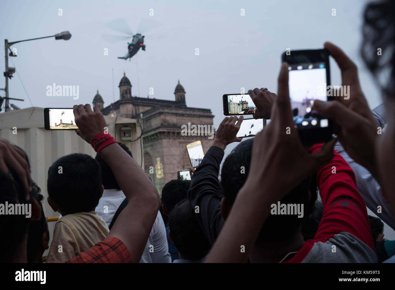 Gli astanti guardare film e un display militare dalla Marina militare indiana in corrispondenza della porta dell'India a Mumbai per contrassegnare Marina Nazionale settimana. Foto Stock