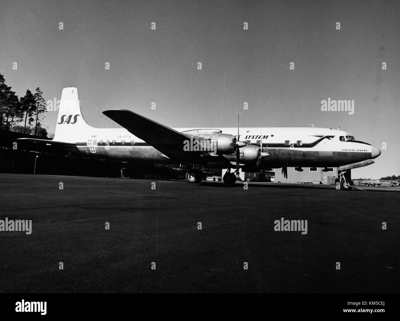 Il SAS DC 7C Halfdan Viking Aircraft, se CCA, viene mostrato parcheggiato a terra presso l'aeroporto di Bromma (BMA) a Stoccolma durante gli anni '1960 L'aereo faceva parte della flotta Scandinavian Airlines durante questo periodo. Foto Stock