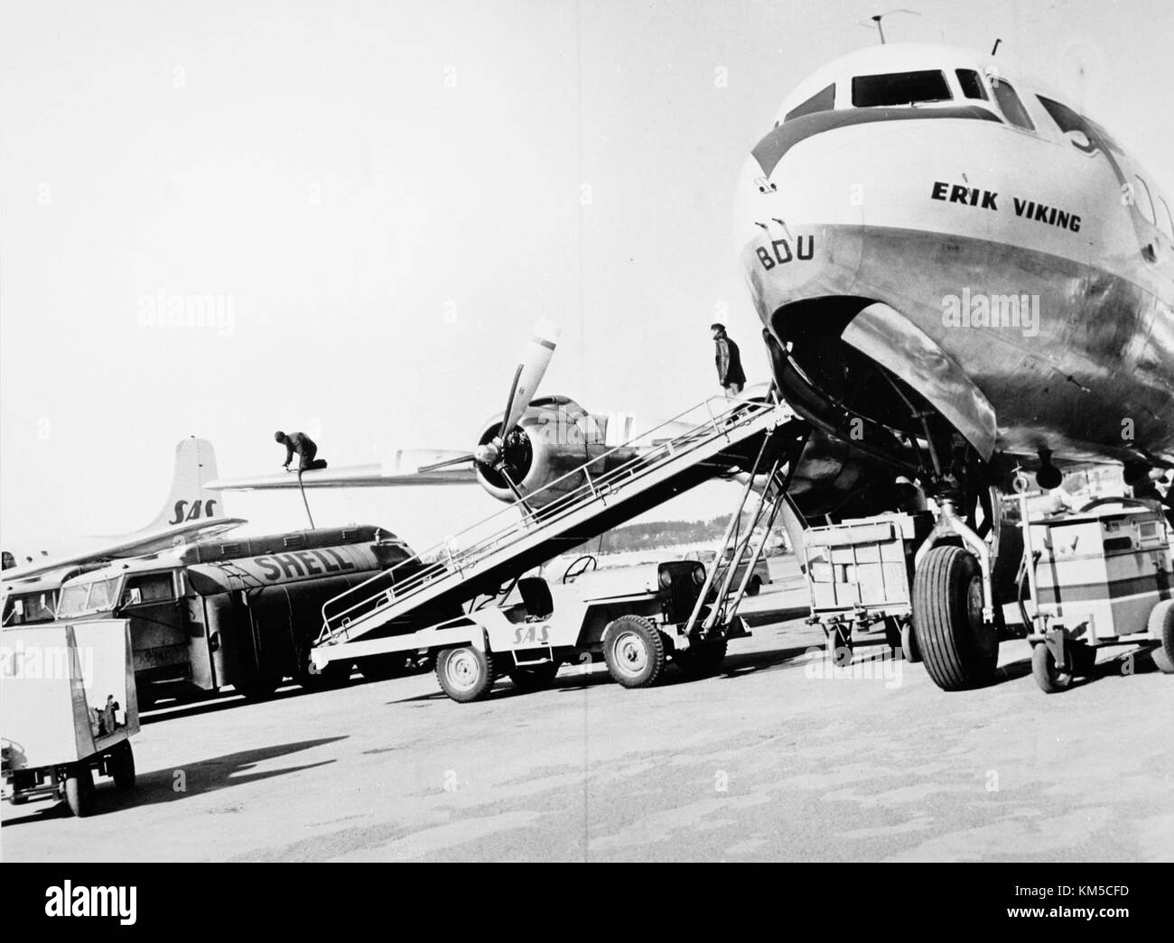 L'aereo SAS DC 6B, Erik Viking se BDU, viene visto fare rifornimento e caricare presso l'aeroporto Bromma BMA di Stoccolma. L'aereo si sta preparando per la partenza dopo una sosta, con i servizi di manutenzione e rifornimento in corso sull'asfalto. Foto Stock
