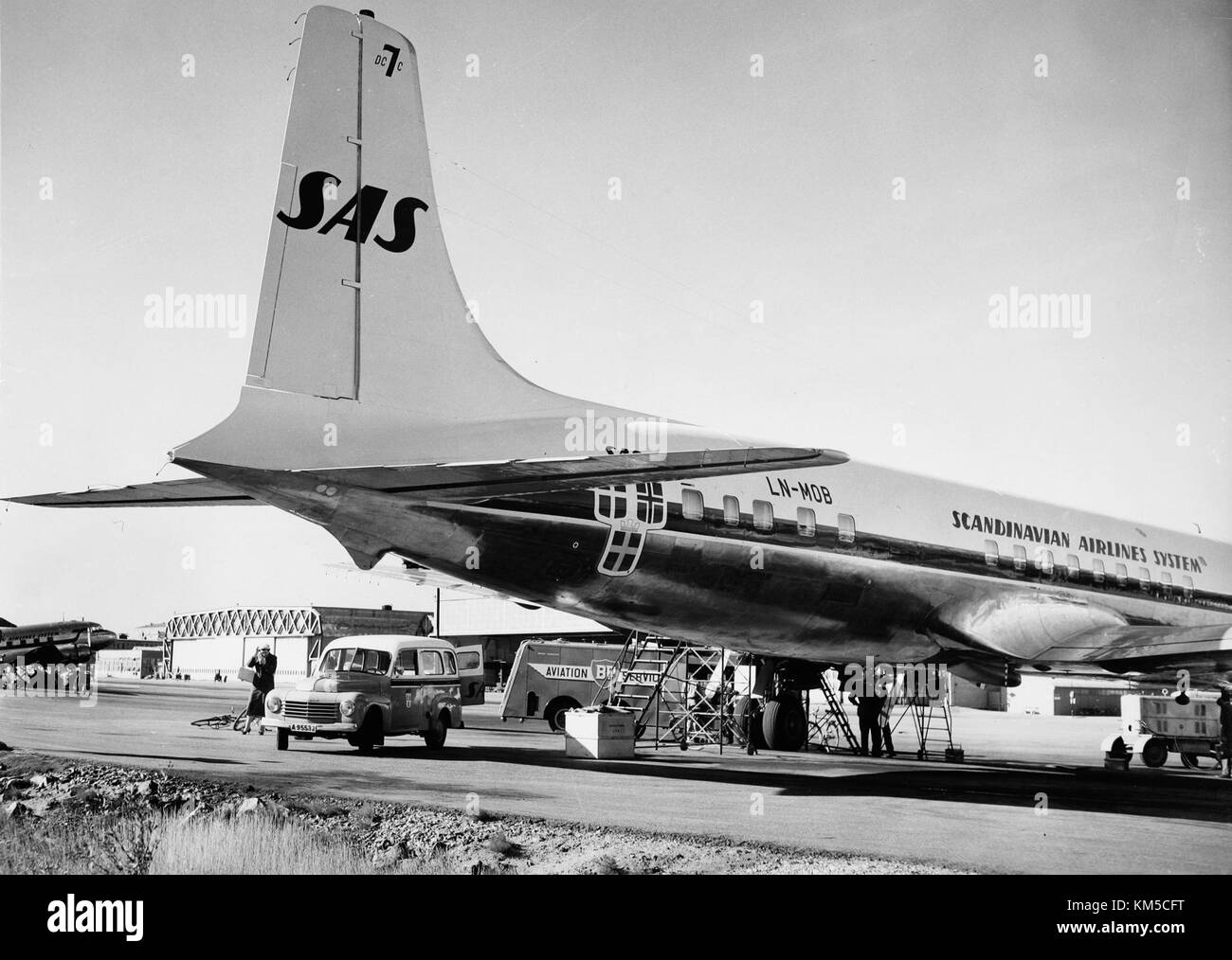 SAS DC-7C Torkin Viking, registrazione LN MOB, rifornimento e carico presso l'aeroporto Bromma di Stoccolma. Questo aereo, parte della Scandinavian Airlines, fu utilizzato per voli internazionali ed era una parte fondamentale del trasporto aereo della metà del XX secolo. Foto Stock