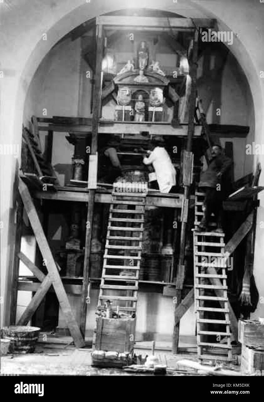 La cattedrale di Lund, nota anche come Lunds Domkyrka, è una chiesa in stile romanico in Svezia, famosa per la sua architettura storica e il ruolo di centro di culto cristiano nella regione. Foto Stock