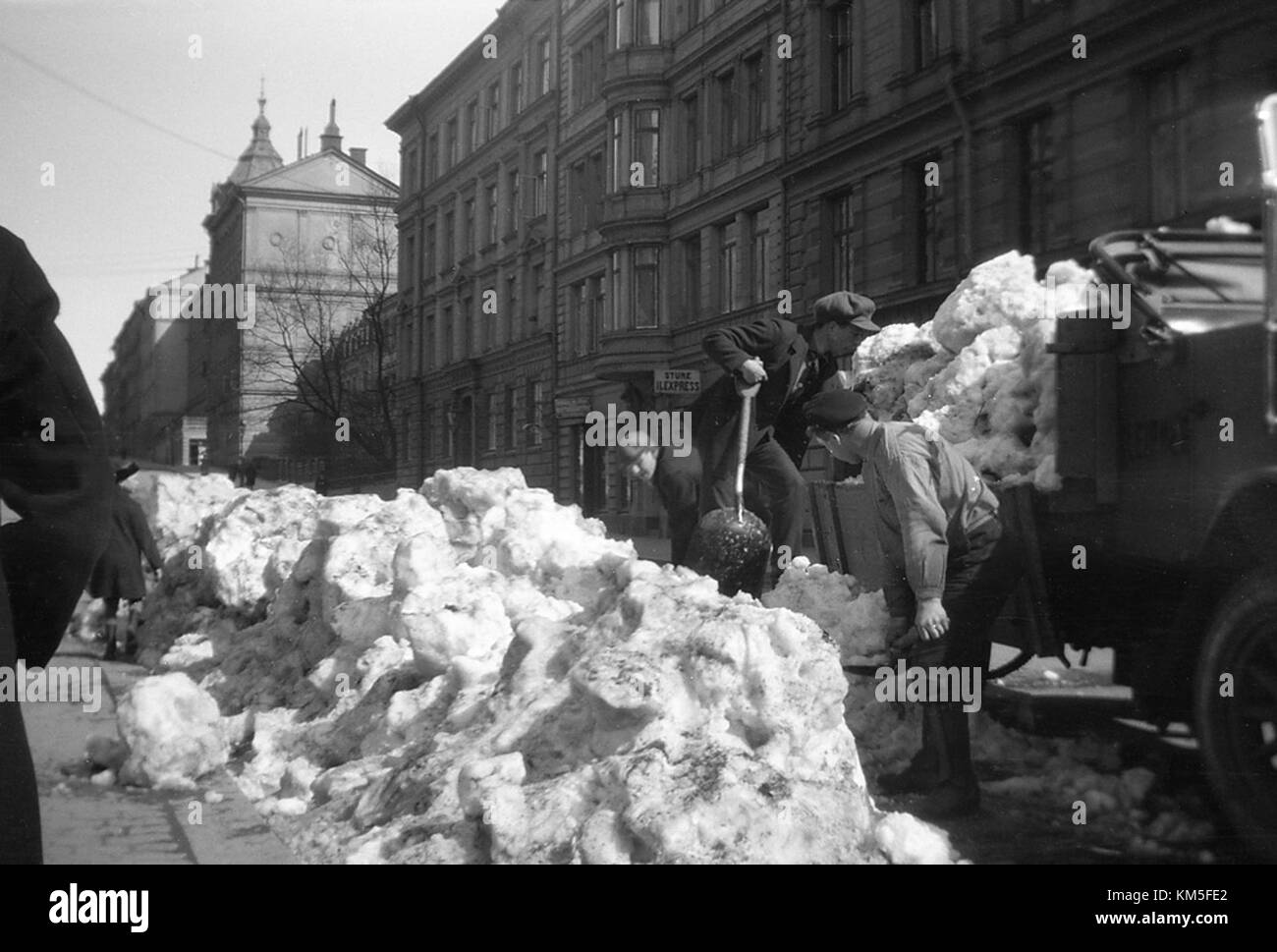 Questa fotografia cattura una persona che spara la neve a Stoccolma, situata nell'Uppland, in Svezia. L'immagine riflette le tipiche condizioni invernali della regione ed evidenzia l'aspetto pratico della vita in un clima settentrionale. Foto Stock