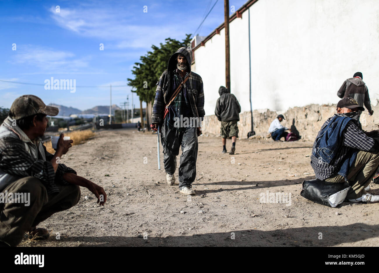 Il numero di persone intrappolate tra migrazione, indigenza, emarginazione, povertà e droga aumenta, trascorrono giorni e notti vivendo nella strada accanto alle piste e la stazione ferroviaria messicana situata tra i quartieri di San Luis e Las Amapolas. L'uscita nord di Hermosillo, sonora, Messico. Molti viaggiano verso nord alla ricerca del sogno americano, altri vanno e ritornano da comunità di confine come Nogales, Agua Prieta, Sásabe e altare per lavorare con i cartelli della droga che attraversano cocaina e pacchetti di marijuana attraverso il deserto di Dugla, Tucson, Calexico e Maricopa in qualche parte negli Stati Uniti Foto Stock
