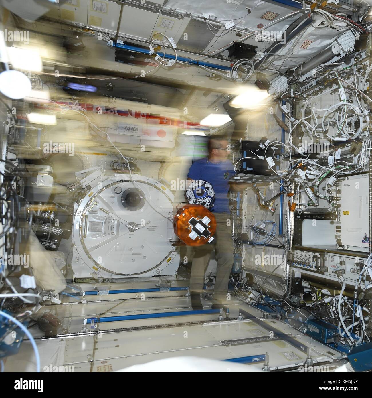 La stazione spaziale internazionale, orbita terrestre. 04 Dic, 2017. expedition 53 astronauta americano Joe acaba durante una prova di zero robotics progetto studentesco a bordo della Stazione spaziale internazionale dicembre 4, 2017 in orbita intorno alla terra. zero robotics è una robotica di programmazione per la concorrenza di alta scuola e gli studenti delle scuole medie utilizzando sfere di satelliti all'interno della stazione spaziale internazionale. Credito: planetpix/alamy live news Foto Stock