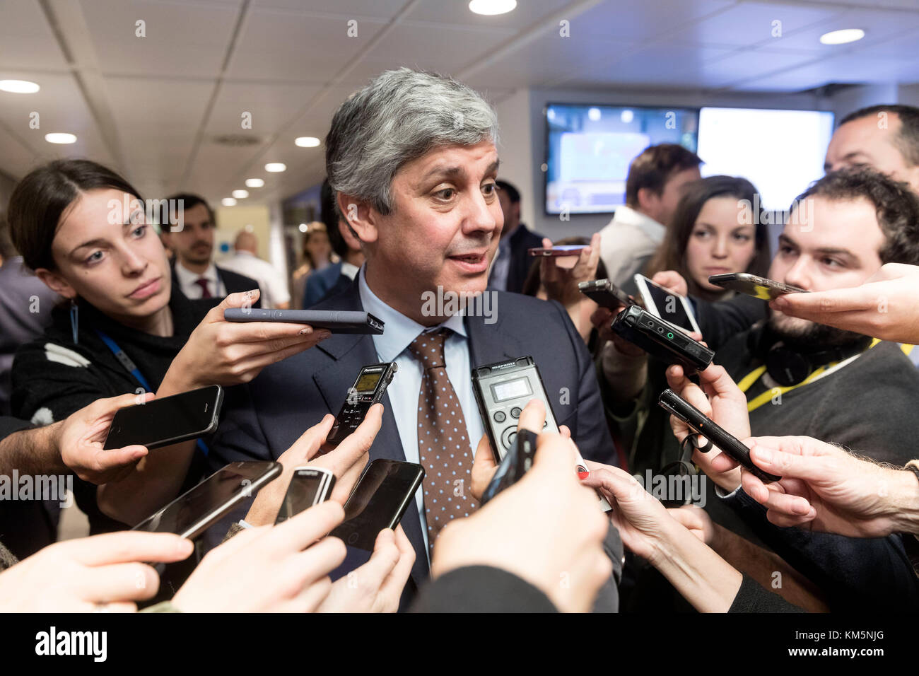 Brussel, Belgio. 04 Dic, 2017. Bruxelles, Belgio, 4 Dicembre 2017: Ministro portoghese delle Finanze Mario Centeno sta parlando ai media dopo la nomina del nuovo Presidente del Gruppo euro. Credito: Andia/Alamy Live News Foto Stock