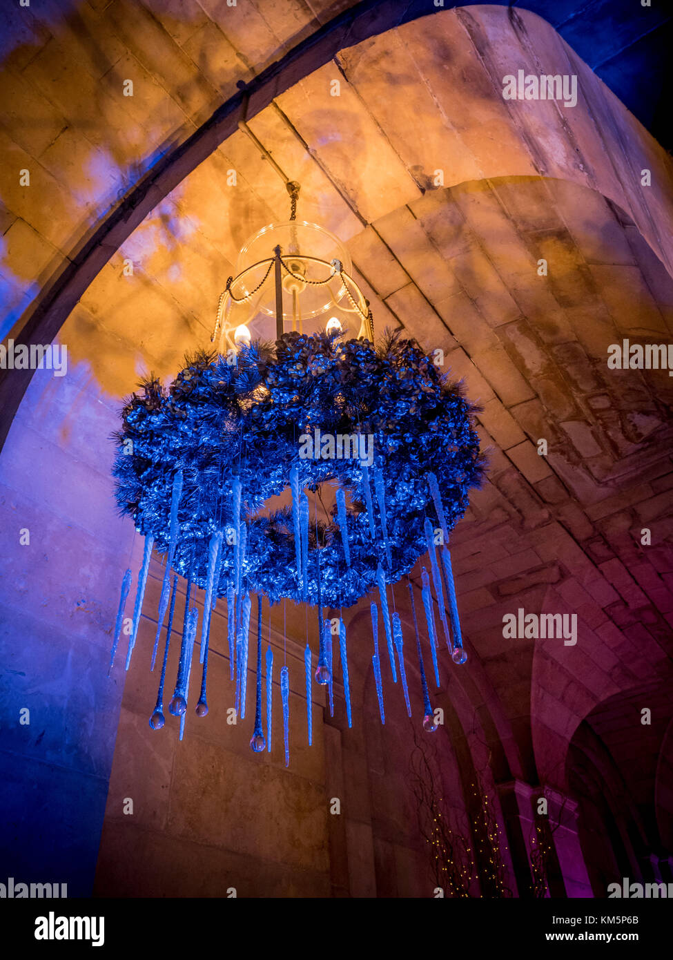 Castle Howard, UK. 5 dicembre, 2017. "Gli Angeli su alta' il display di Natale ispirato dal Castello Howards collezioni d'arte, architettura e interni, è la visione del produttore creativo Charlotte Lloyd Webber e designer teatrale Bretta Gerecke. Illuminazione colorata viene usato di grande effetto per migliorare le decorazioni. La mostra viene eseguito fino al 23 dicembre. Foto Fotografia Bailey-Cooper/Alamy Live News Foto Stock