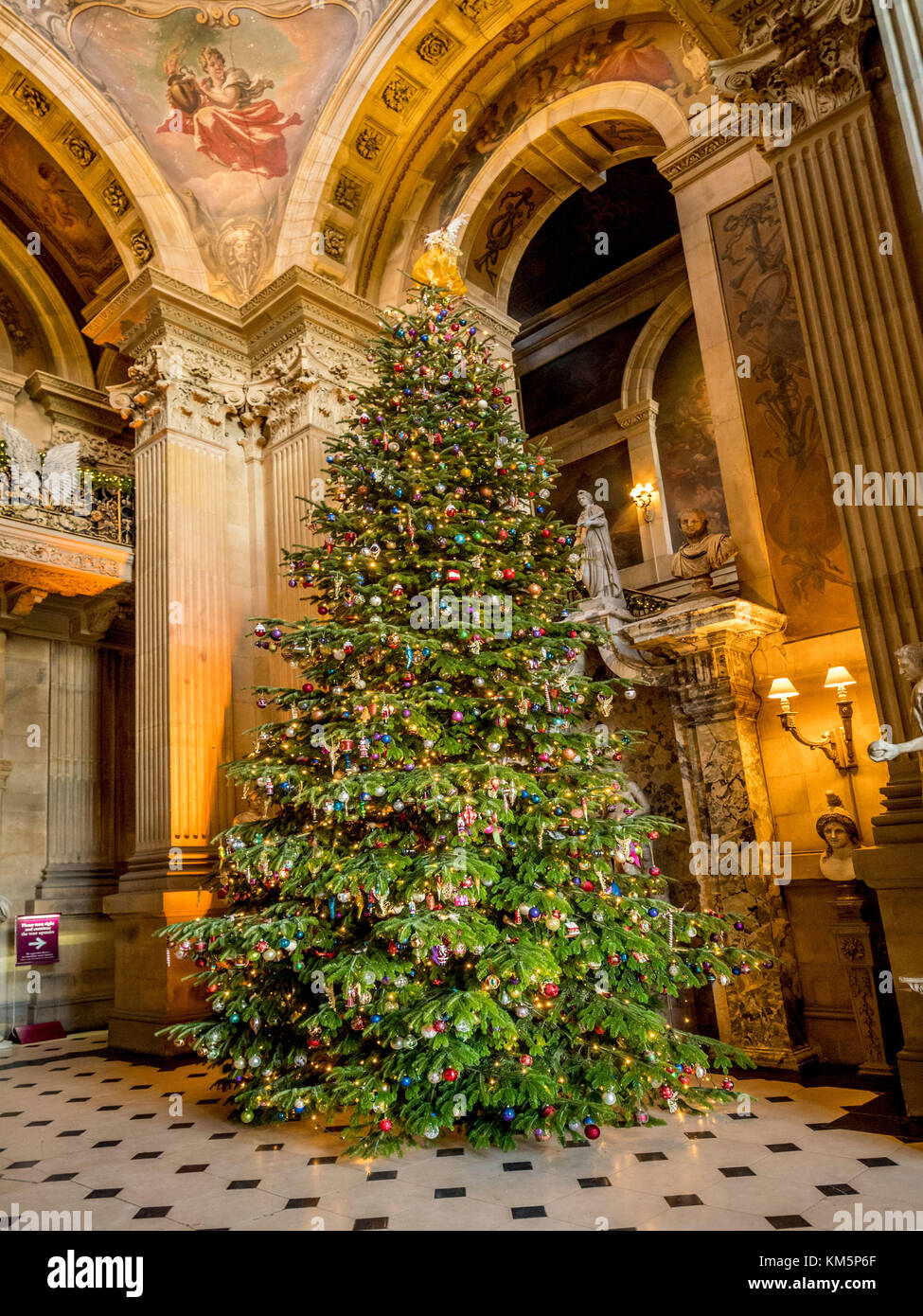 Castle Howard, UK. 5 dicembre, 2017. "Gli Angeli su alta' il display di Natale ispirato dal Castello Howards collezioni d'arte, architettura e interni, è la visione del produttore creativo Charlotte Lloyd Webber e designer teatrale Bretta Gerecke. La Grande Hall offre un tradizionale albero di Natale con oltre 3000 decorazioni. La mostra viene eseguito fino al 23 dicembre. Foto Fotografia Bailey-Cooper/Alamy Live News Foto Stock