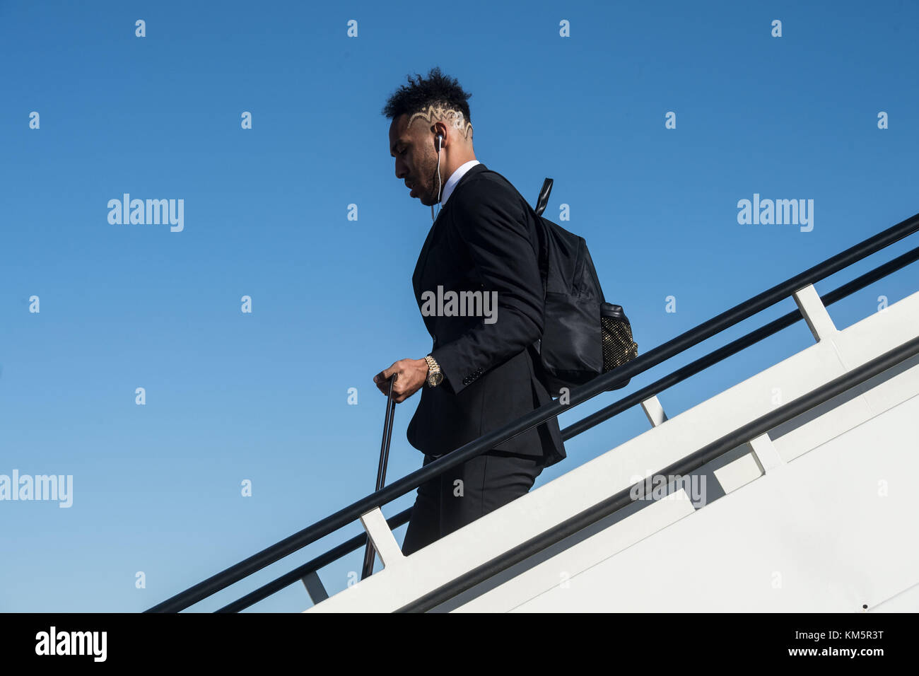 Madrid, Spagna. 5 dicembre 2017. Pierre-Emerick Aubameyang del Borussia Dortmund scende lungo la passerella dell'aeroporto di Madrid, Spagna, 5 dicembre 2017. Il Borussia Dortmund giocherà il Real Madrid nell'ultima partita della fase a gironi della Champions League il 6 dicembre. Crediti: Bernd Thissen/dpa/Alamy Live News Foto Stock