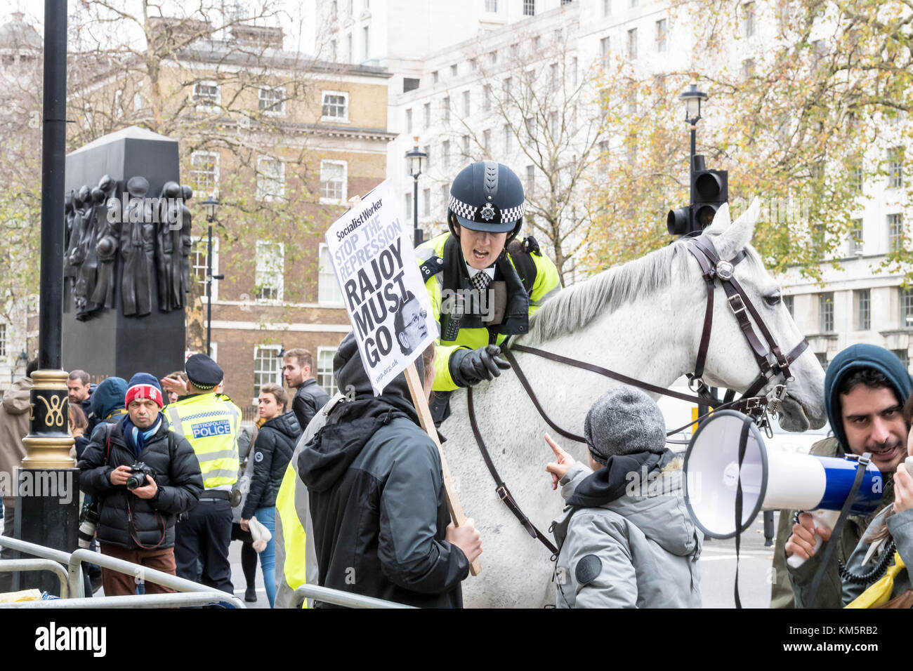 Londra, Regno Unito. 5 dicembre, 2017. polizia montata spostare manifestanti catalano sbarramento di Downing Street per protestare contro la visita del Primo ministro spagnolo marino rajoy credito: Ian Davidson/alamy live news Foto Stock