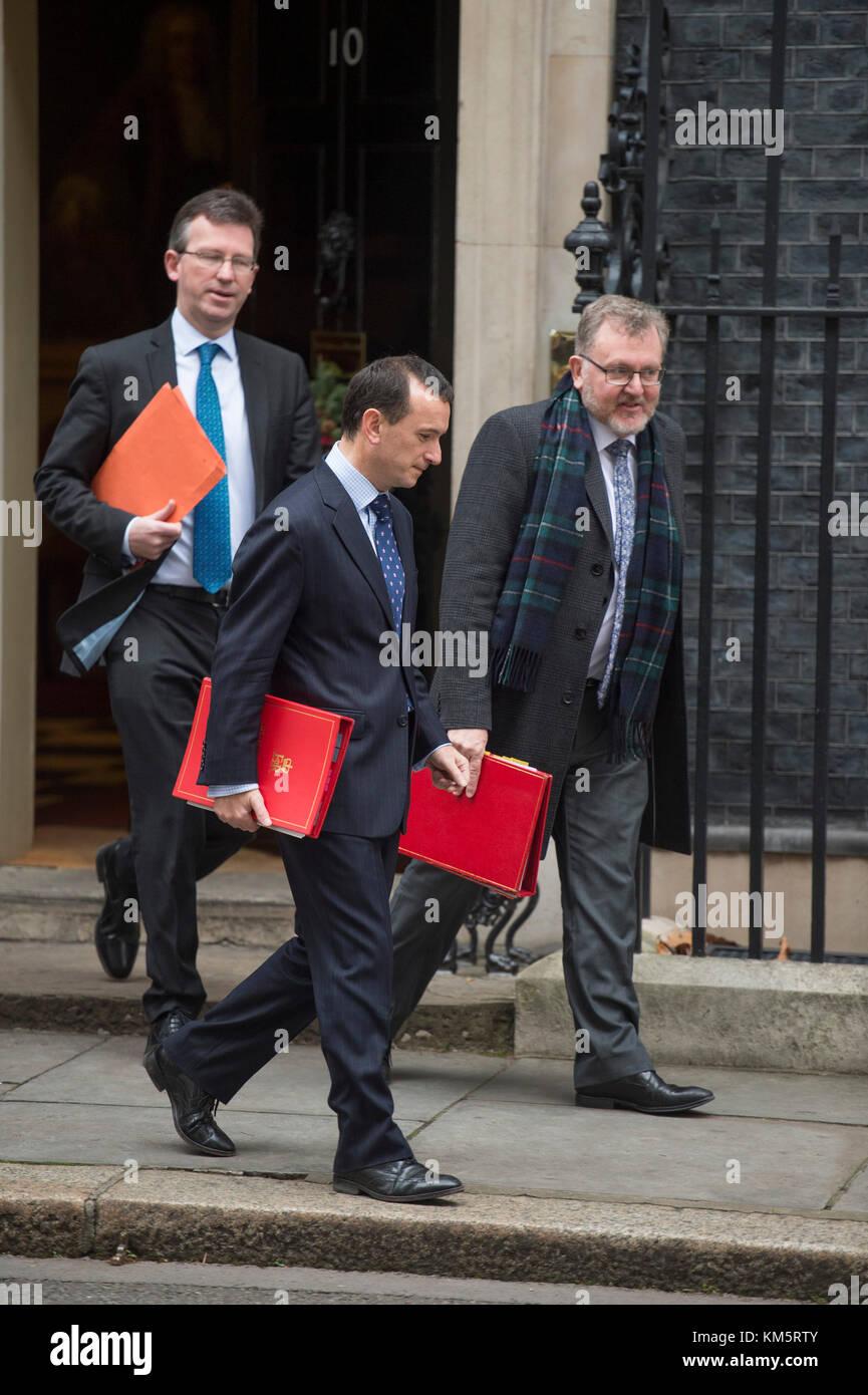 A Downing Street, Londra, Regno Unito. Il 5 dicembre 2017. I ministri del governo di Downing Street per settimanale riunione del gabinetto del giorno dopo PM Theresa Maggio ritorna da failed Brexit colloqui a Bruxelles. Foto: Jeremy Wright, QC, procuratore generale verifica il tempo, David Mundell, Segretario di Stato per la Scozia & Alun Cairns, Segretario di Stato per il Galles. Credito: Malcolm Park/Alamy Live News. Foto Stock