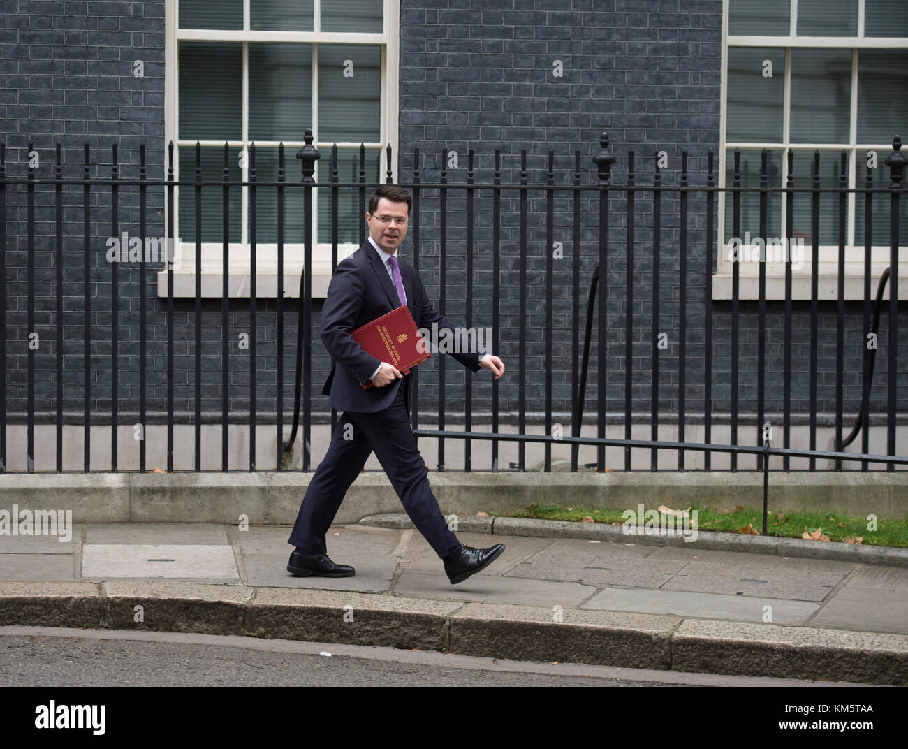 A Downing Street, Londra, Regno Unito. Il 5 dicembre 2017. I ministri del governo di Downing Street per settimanale riunione del gabinetto del giorno dopo PM Theresa Maggio ritorna da failed Brexit colloqui a Bruxelles. Foto: James Brokenshire, Segretario di Stato per l'Irlanda del Nord. Credito: Malcolm Park/Alamy Live News. Foto Stock