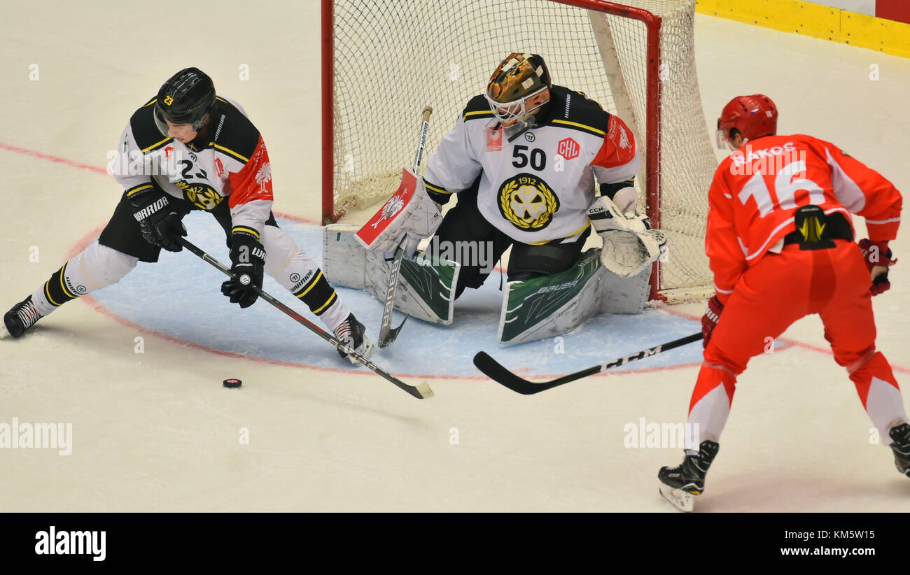 L-r lucas carlsson e portiere linus fernstrom da brynas e Daniel rakos di trinec in azione durante la champions hockey league match hc ocelari trinec vs. brynas se in trinec, Repubblica ceca, 5 dicembre 2017, (ctk foto/jaroslav ozana) Foto Stock