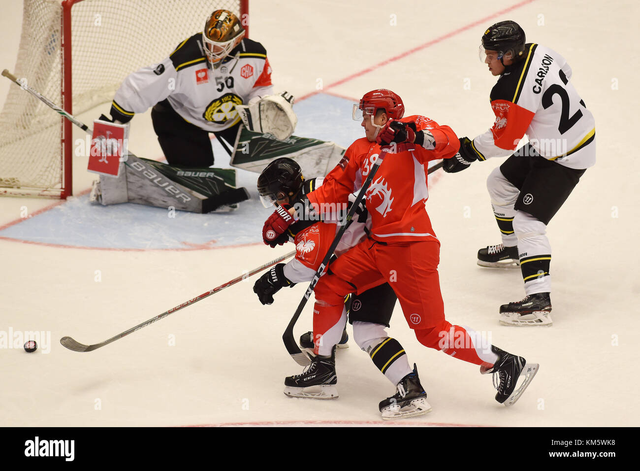 Trinec, Repubblica ceca. 05 Dic, 2017. l-r portiere linus fernstrom e henrik larson di brynas, Aron chmielewski di trinec e lucas carlsson di brynas in azione durante la champions hockey league match hc ocelari trinec vs. brynas se in trinec, Repubblica ceca, 5 dicembre 2017. Credito: jaroslav ozana/ctk foto/alamy live news Foto Stock