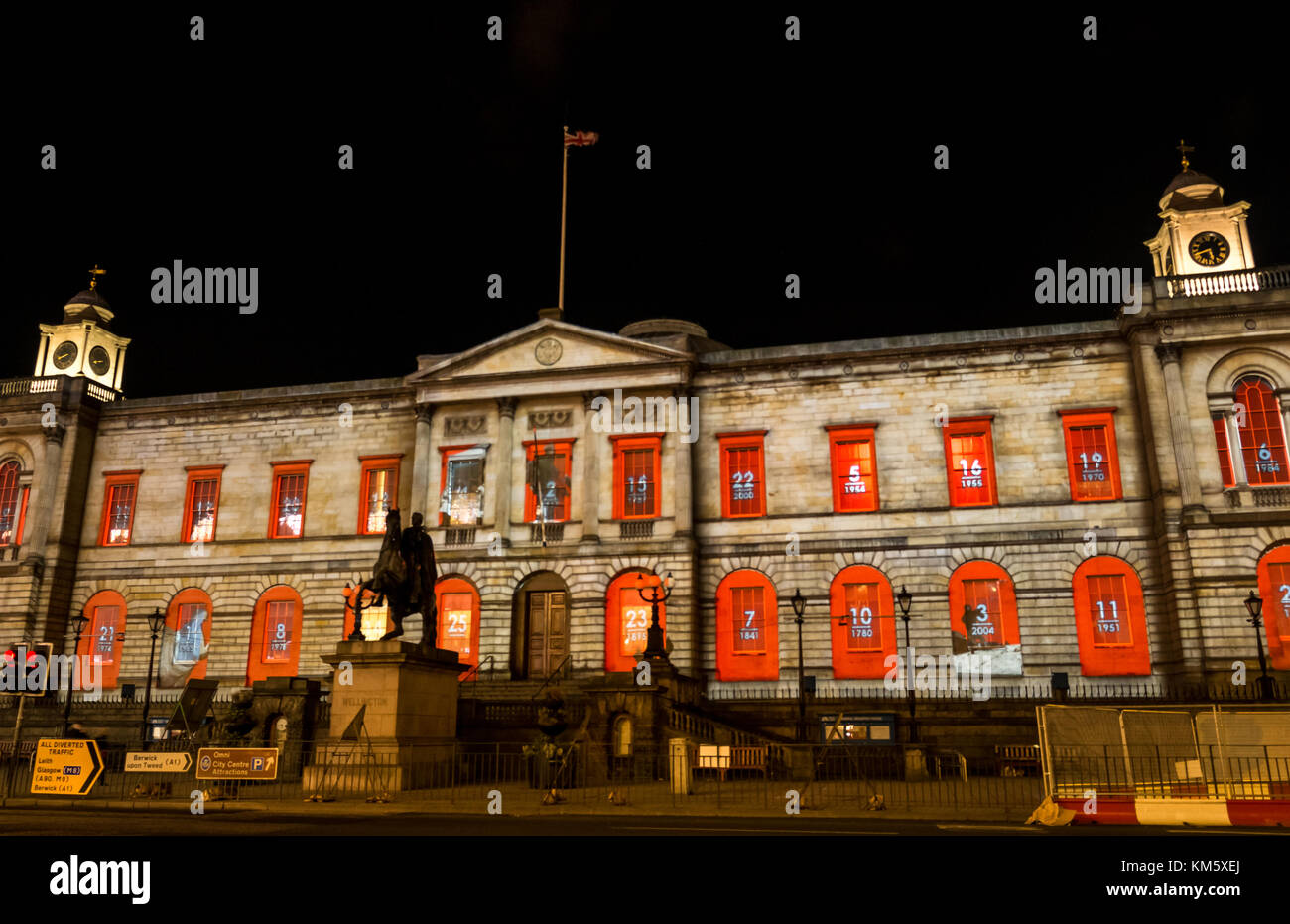 General Register House, Princes Street, Edimburgo, Scozia, Regno Unito, 5 dicembre 2017. Edimburgo celebrazioni di Natale gigantesco calendario dell'avvento.Immagini dalla storia di Edimburgo da archivi di ambiente storico di Scozia, record nazionale della Scozia e la Biblioteca Nazionale di Scozia proiettata su 25 windows di Register House, ogni giorno una nuova finestra e un altro anno in Edinburgh il passato. La manifestazione è una collaborazione tra Underbelly e doppio prendere Productions. Foto Stock