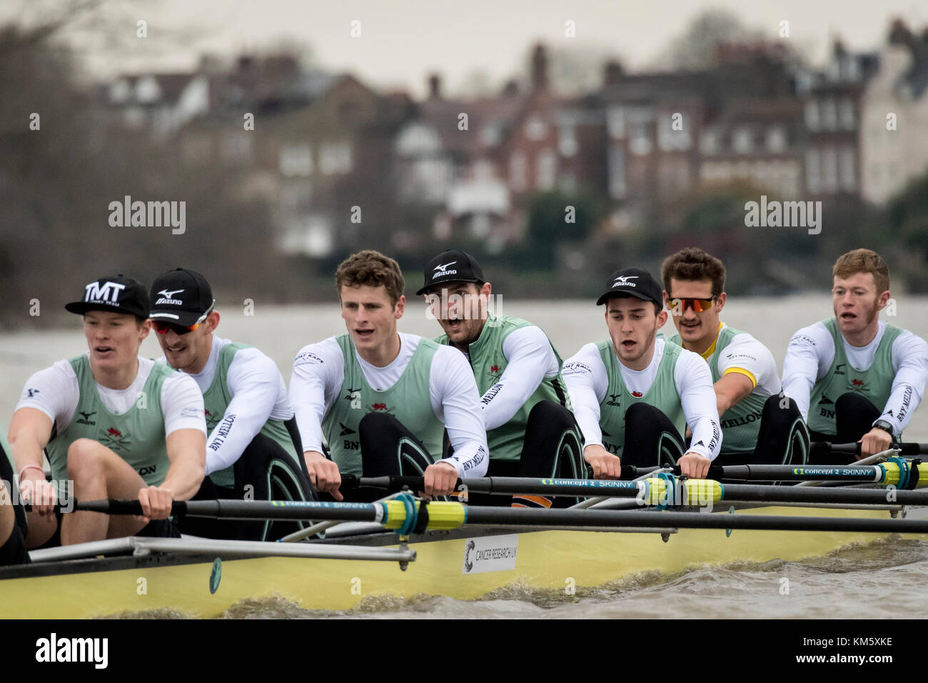 Londra, Regno Unito. 5 Dic, 2017. boat race viiis prova (eights) sono le uniche opportunità su entrambi i lati sono in gara il corso completo da putney a mortlake con la gara di arbitri, in modo da fornire un importante banco di prova per i canottieri e la coxes uguali. Esse consentono ai team di coaching per analizzare la progressione e le potenzialità e sono spesso influente nella selezione finale degli equipaggi per le barche blu. Credito: duncan grove/alamy live news Foto Stock