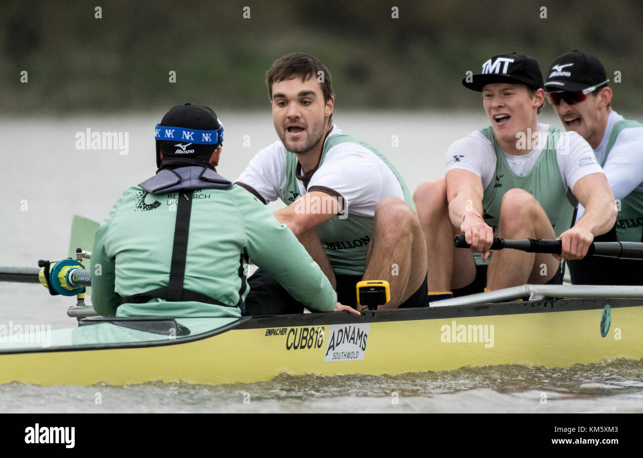 Londra, Regno Unito. 5 Dic, 2017. Regata di prova (VIIIs Eights) sono le uniche opportunità su entrambi i lati sono in gara il corso completo da Putney a Mortlake con la gara di arbitri, in modo da fornire un importante banco di prova per i Canottieri coxes e simili. Essi consentono ai team di coaching per analizzare la progressione e le potenzialità e sono spesso influente nella selezione finale degli equipaggi per le barche di blu. Credito: Duncan Grove/Alamy Live News Foto Stock