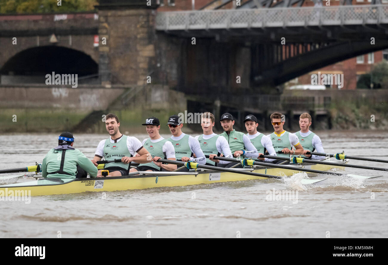 Londra, Regno Unito. 5 Dic, 2017. Regata di prova (VIIIs Eights) sono le uniche opportunità su entrambi i lati sono in gara il corso completo da Putney a Mortlake con la gara di arbitri, in modo da fornire un importante banco di prova per i Canottieri coxes e simili. Essi consentono ai team di coaching per analizzare la progressione e le potenzialità e sono spesso influente nella selezione finale degli equipaggi per le barche di blu. Credito: Duncan Grove/Alamy Live News Foto Stock