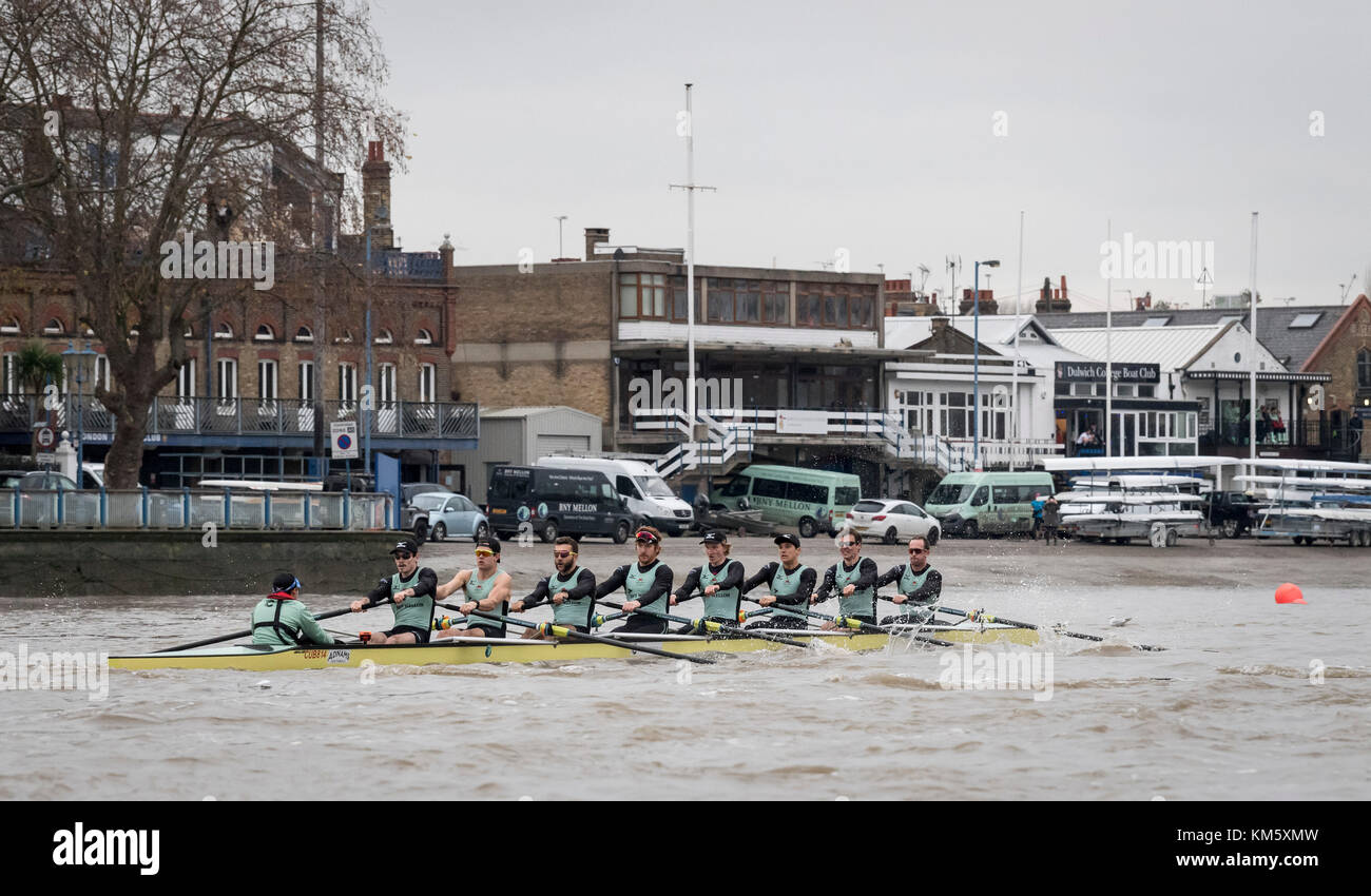 Londra, Regno Unito. 5 Dic, 2017. boat race viiis prova (eights) sono le uniche opportunità su entrambi i lati sono in gara il corso completo da putney a mortlake con la gara di arbitri, in modo da fornire un importante banco di prova per i canottieri e la coxes uguali. Esse consentono ai team di coaching per analizzare la progressione e le potenzialità e sono spesso influente nella selezione finale degli equipaggi per le barche blu. Credito: duncan grove/alamy live news Foto Stock
