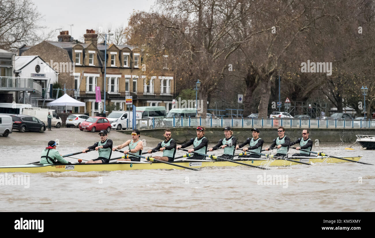 Londra, Regno Unito. 5 Dic, 2017. boat race viiis prova (eights) sono le uniche opportunità su entrambi i lati sono in gara il corso completo da putney a mortlake con la gara di arbitri, in modo da fornire un importante banco di prova per i canottieri e la coxes uguali. Esse consentono ai team di coaching per analizzare la progressione e le potenzialità e sono spesso influente nella selezione finale degli equipaggi per le barche blu. Credito: duncan grove/alamy live news Foto Stock