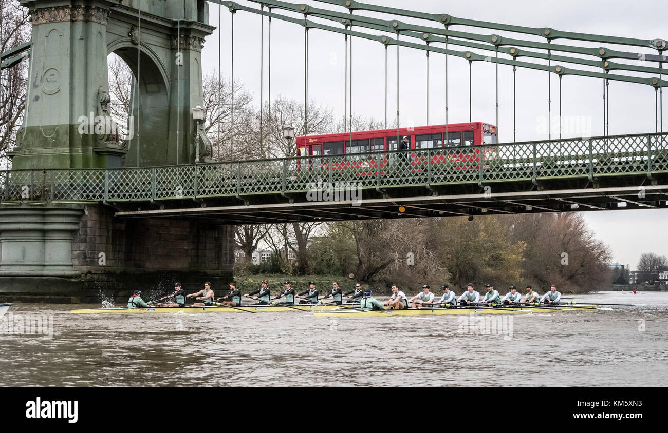 Londra, Regno Unito. 5 Dic, 2017. boat race viiis prova (eights) sono le uniche opportunità su entrambi i lati sono in gara il corso completo da putney a mortlake con la gara di arbitri, in modo da fornire un importante banco di prova per i canottieri e la coxes uguali. Esse consentono ai team di coaching per analizzare la progressione e le potenzialità e sono spesso influente nella selezione finale degli equipaggi per le barche blu. Credito: duncan grove/alamy live news Foto Stock