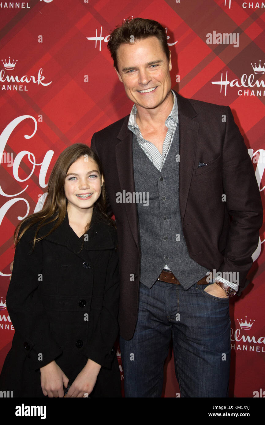 Los Angeles, California, USA. 4 dicembre, 2017. dylan neal con la figlia di bella (l) frequentando hallmark channel "Natale a holly lodge' screening vip al Grove di los angeles, la California il 4 dicembre 2017. Credito: sheri determan/alamy live news Foto Stock