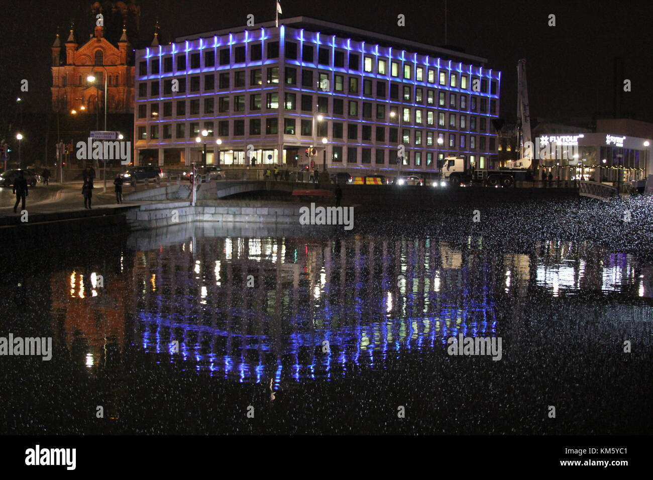 Kanavaranta, Helsinki, Finlandia. 5 dicembre 2017. L'illuminazione dell'edificio Stora Enso di Alvar Aalto celebra i 100 anni di indipendenza della Finlandia il 6 dicembre. Credit: Heini Kettunen/Alamy Live News Foto Stock