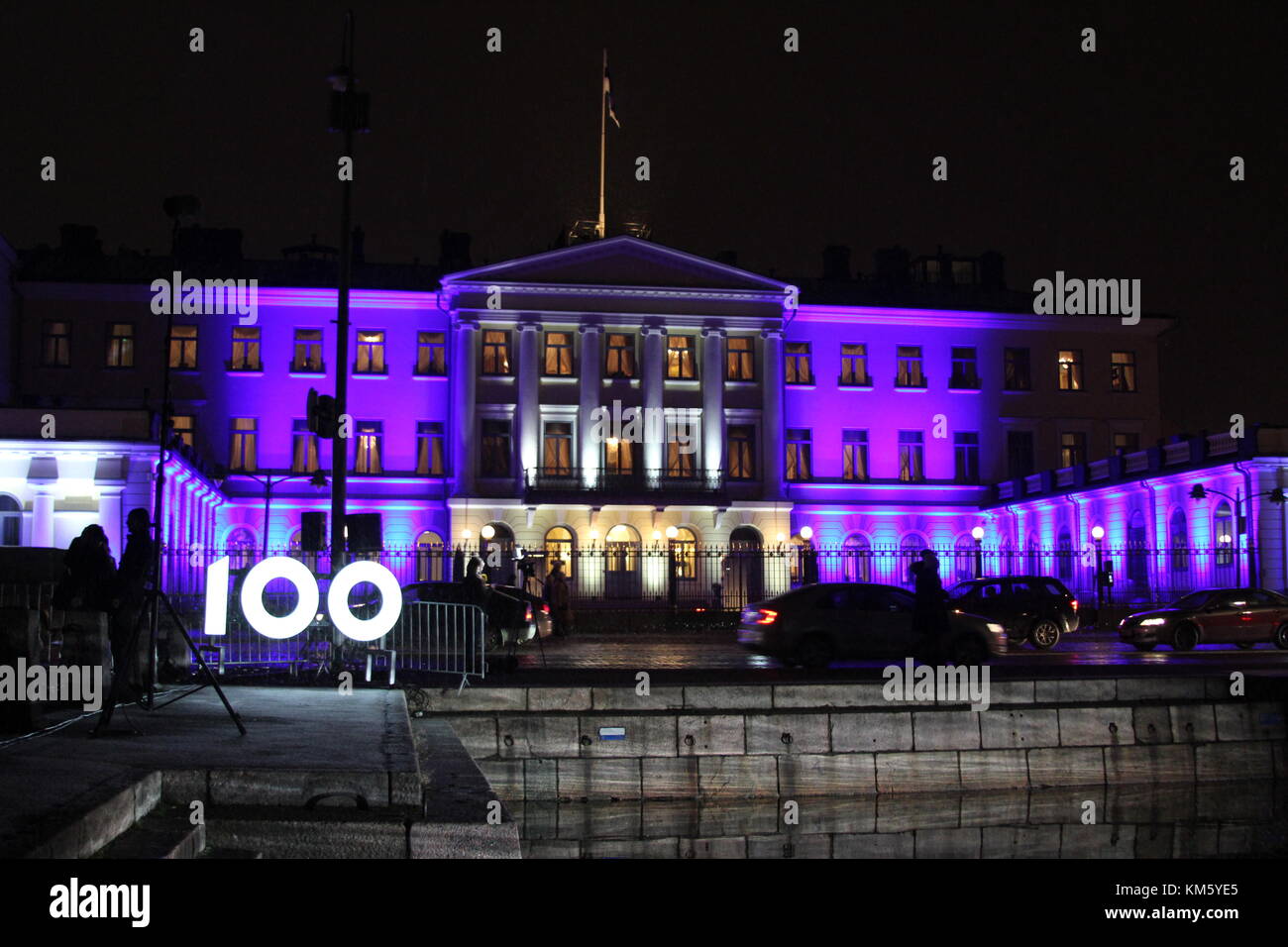 Helsinki, Finlandia. 05 Dic, 2017. Il palazzo presidenziale viene illuminato per celebrare la Finlandia 100 anni di indipendenza il 6 di dicembre. Credito: Heini Kettunen/Alamy Live News Foto Stock