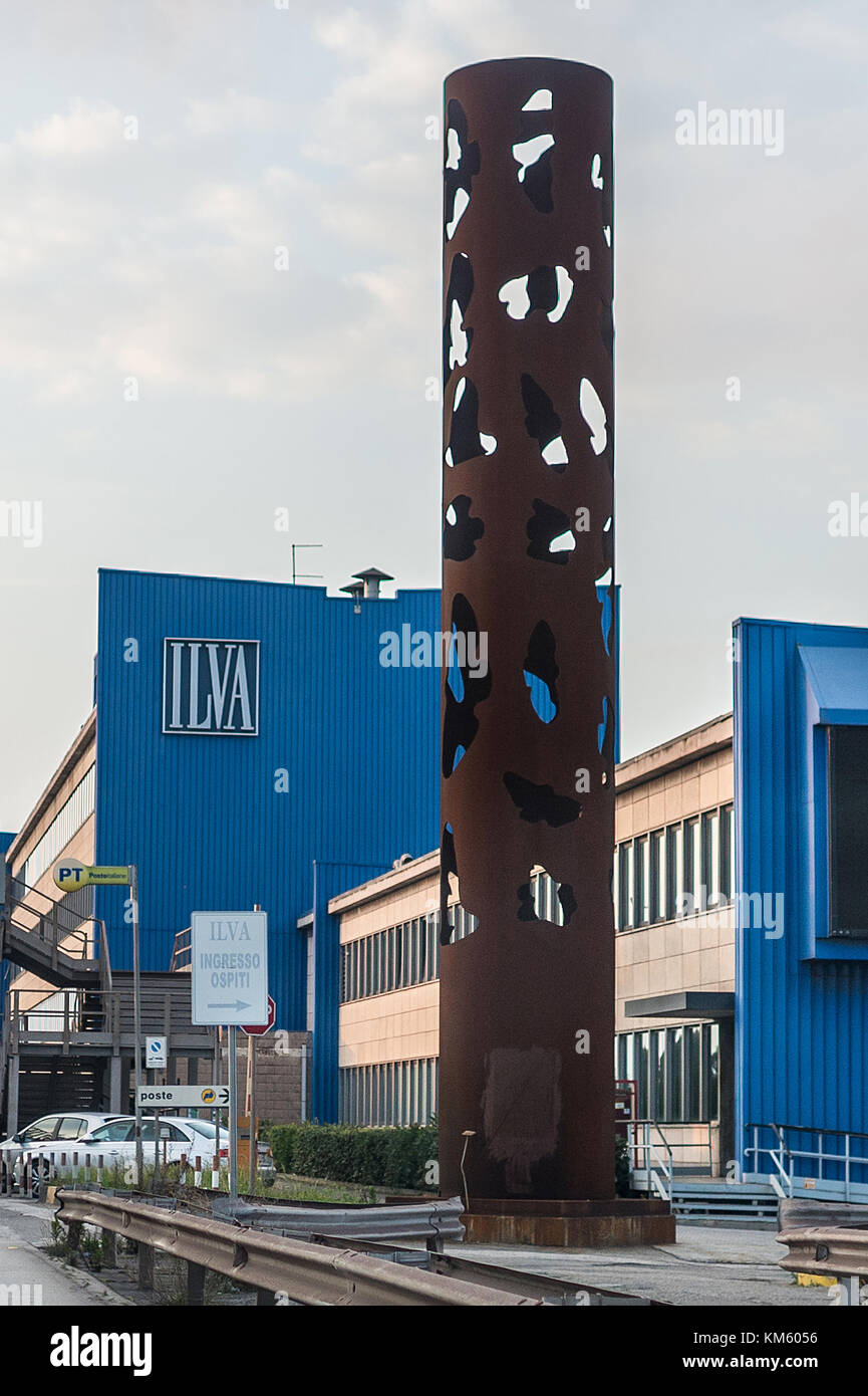 Ilva di Taranto, la seconda più grande mulino di acciaio in Europa, al centro della politica ambientale polemiche. Nella foto il quartier generale di ilva. 02/12/2017, taranto, Italia Foto Stock