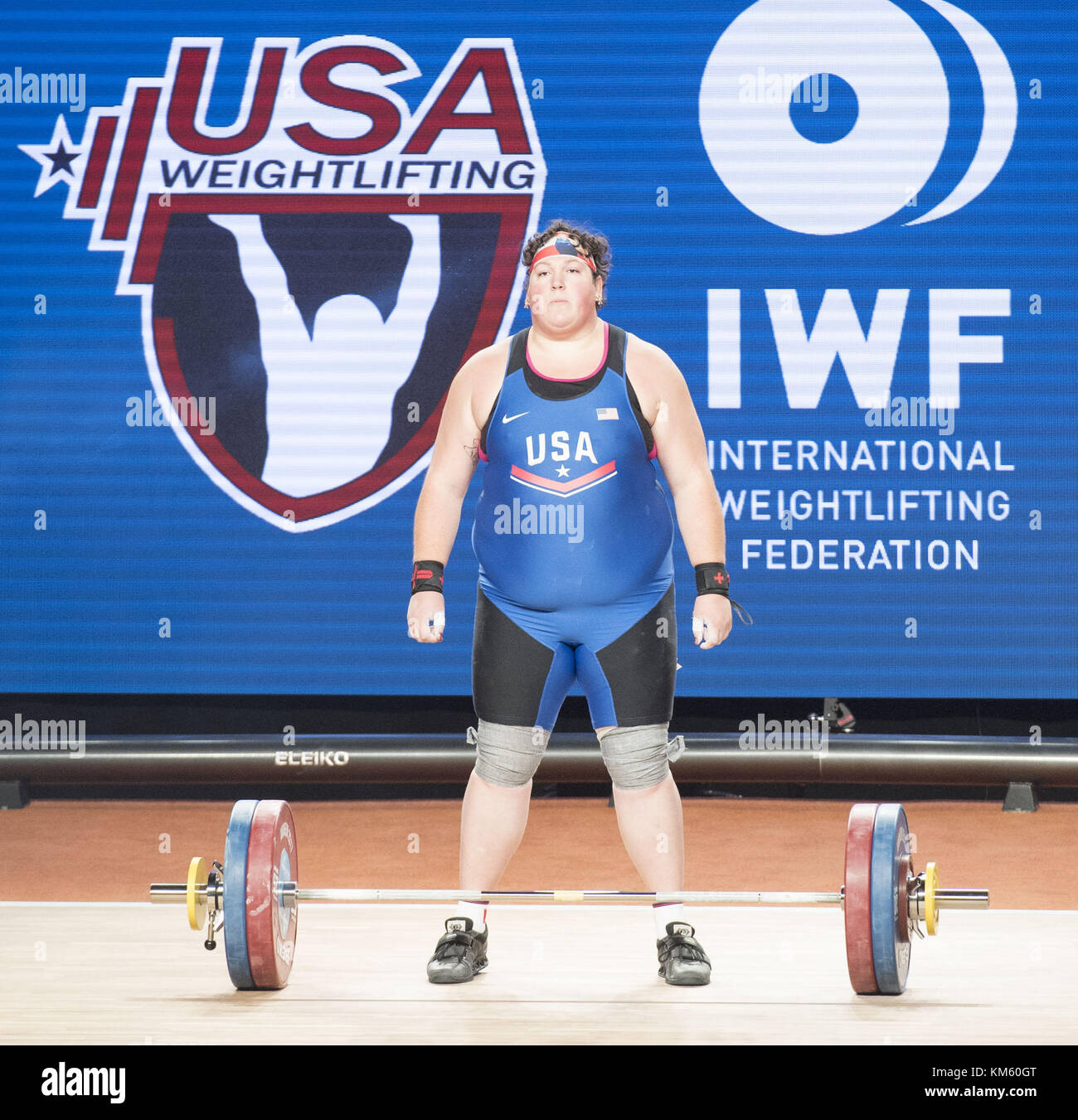 Anaheim, California, USA. 5 Dic, 2017. Sarah Robles, degli Stati Uniti, compete nel strappare il sollevamento. Sarah Robles, degli Stati Uniti ha preso il primo posto in entrambe le strappare ascensore, così come la pulizia e Jerk di sollevamento per prendere il su tutti 2017 Internazionale Campionato di Sollevamento Pesi in Womens Plus 90 Gruppo una divisione con un punteggio finale di 284 besting e un campo di 9 concorrenti. Credito: ZUMA Press, Inc./Alamy Live News Foto Stock