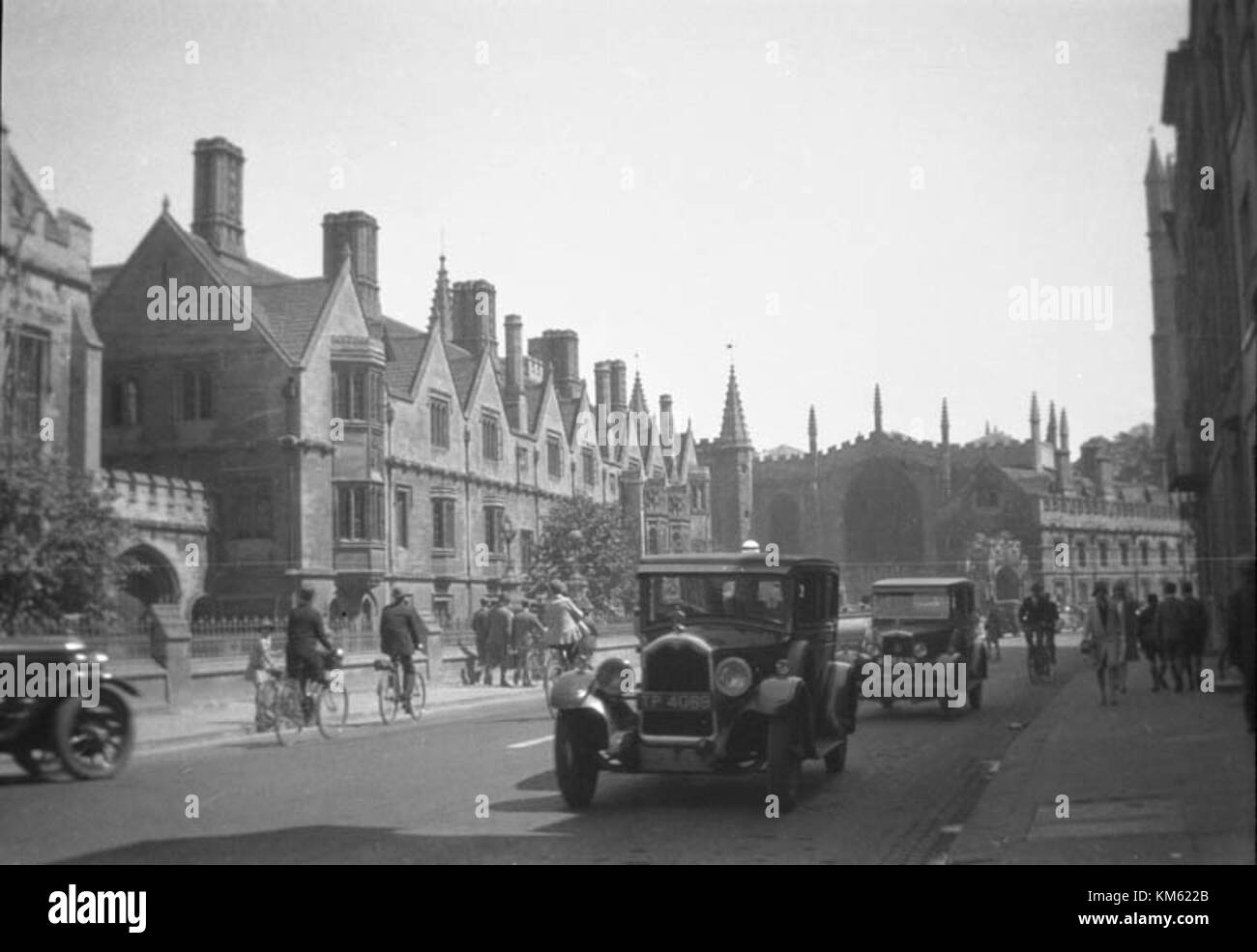 Oxford è una città storica del Regno Unito, rinomata per la sua prestigiosa università. Il titolo KMB 16001000101348 si riferisce a un documento specifico associato a Oxford, evidenziando un aspetto importante del patrimonio culturale o accademico della città. Foto Stock