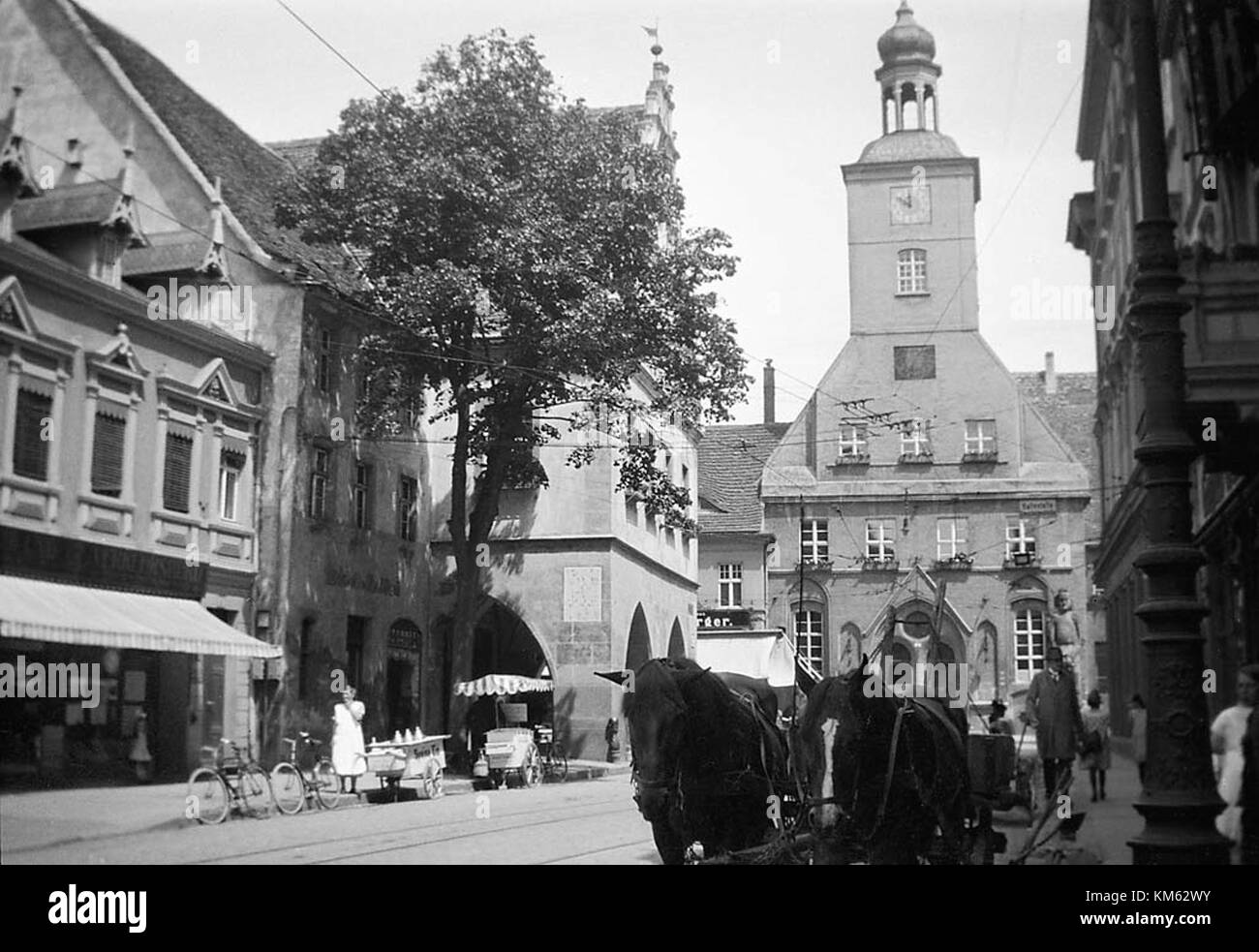 Il nuovo municipio di Brandenburg an der Havel, in Germania, è un punto di riferimento architettonico. L'edificio rappresenta la storia civica e le funzioni politiche della città, fungendo da moderno simbolo del governo locale. Foto Stock