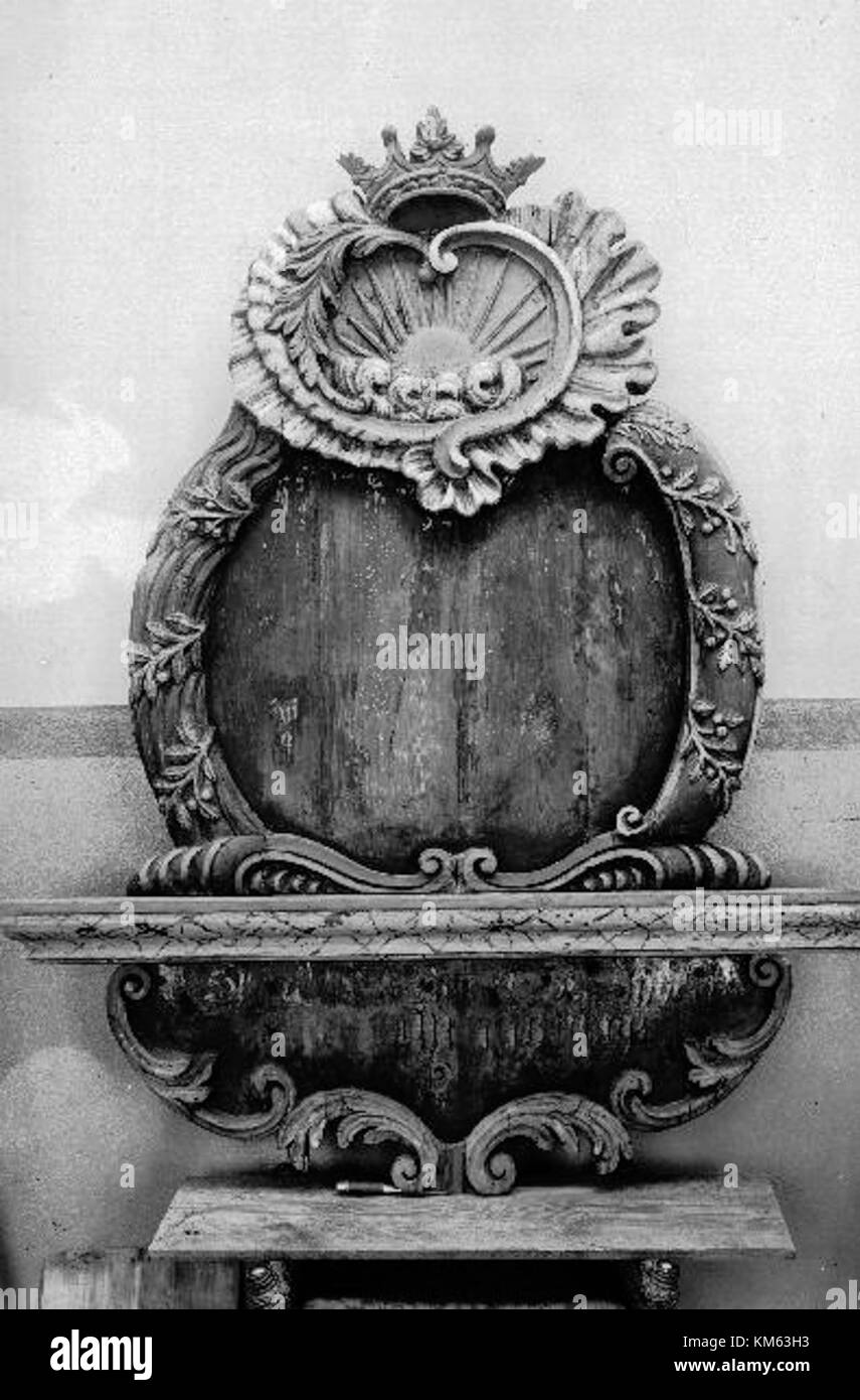 La chiesa di Hjortsberga, situata nella contea di Blekinge, in Svezia, è una chiesa medievale in pietra risalente al 1200 circa. Costruito in stile tardo romanico, presenta un esterno in stile graystone e ospita un organo del 1976 di A. Mårtensson di Lund. La chiesa è accompagnata da un campanile e da un significativo cimitero dell'età del bronzo e del ferro. Foto Stock
