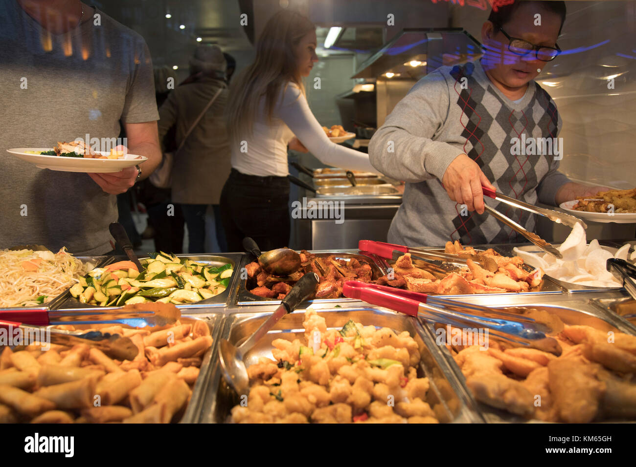 Mangiate quanto volete ristorante cinese a Chinatown a Londra, Inghilterra, Regno Unito. Molte persone mangiare cibo affare responsabilmente e offre un grande valore per i consumatori, tuttavia preoccupazioni per quanto riguarda i livelli di obesità nel Regno Unito rimangono, soprattutto con alimenti contenenti livelli elevati di grassi e zucchero. l'obesità è una condizione medica in cui un eccesso di grasso corporeo ha accumulato nella misura in cui esso potrebbe avere un effetto negativo sulla salute. Foto Stock