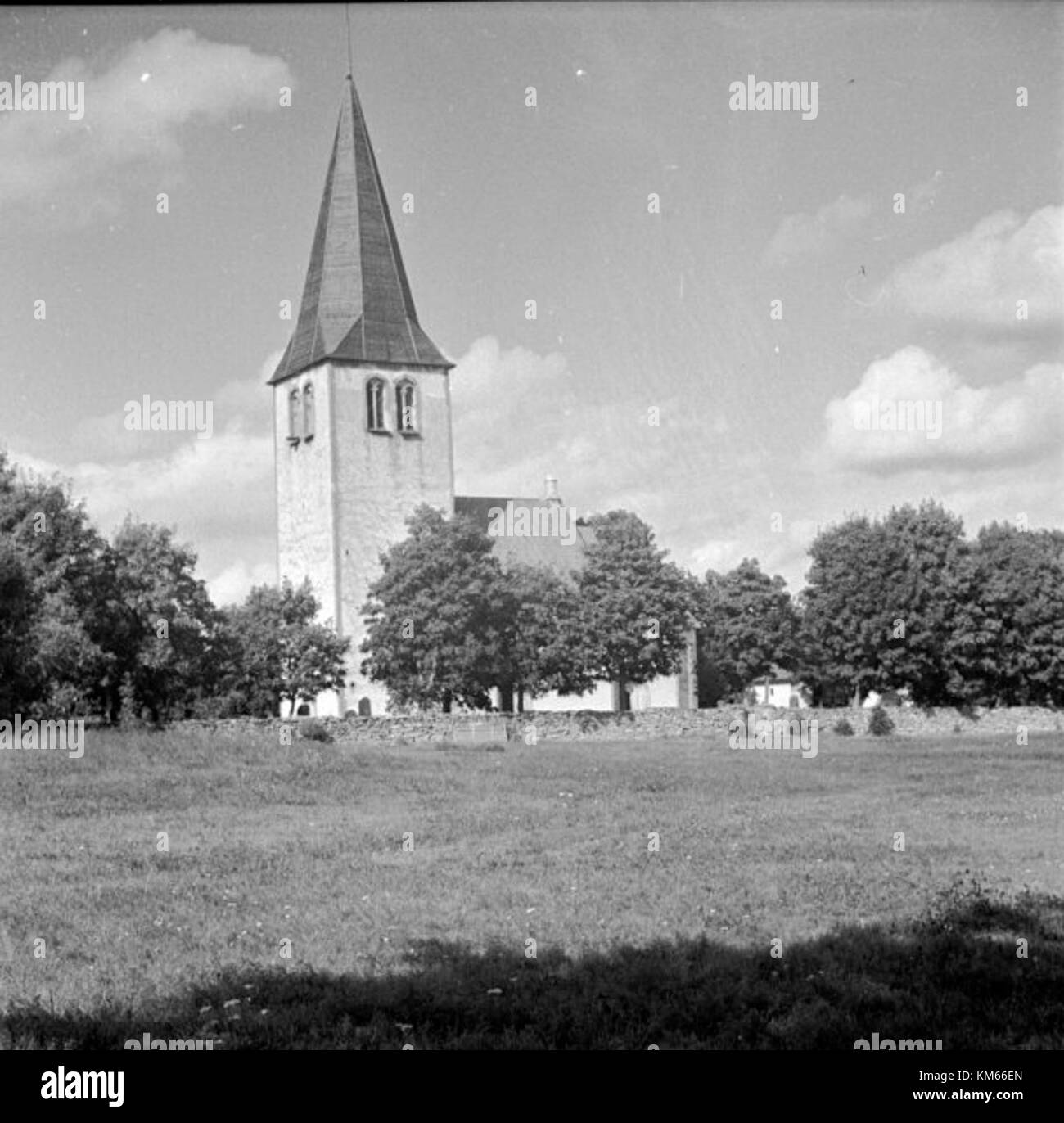 Linde Kyrka è una chiesa medievale situata in Svezia, nota per il suo stile architettonico e il suo significato storico. È un sito religioso chiave della regione, che riflette il design ecclesiastico medievale svedese e il patrimonio locale. Foto Stock