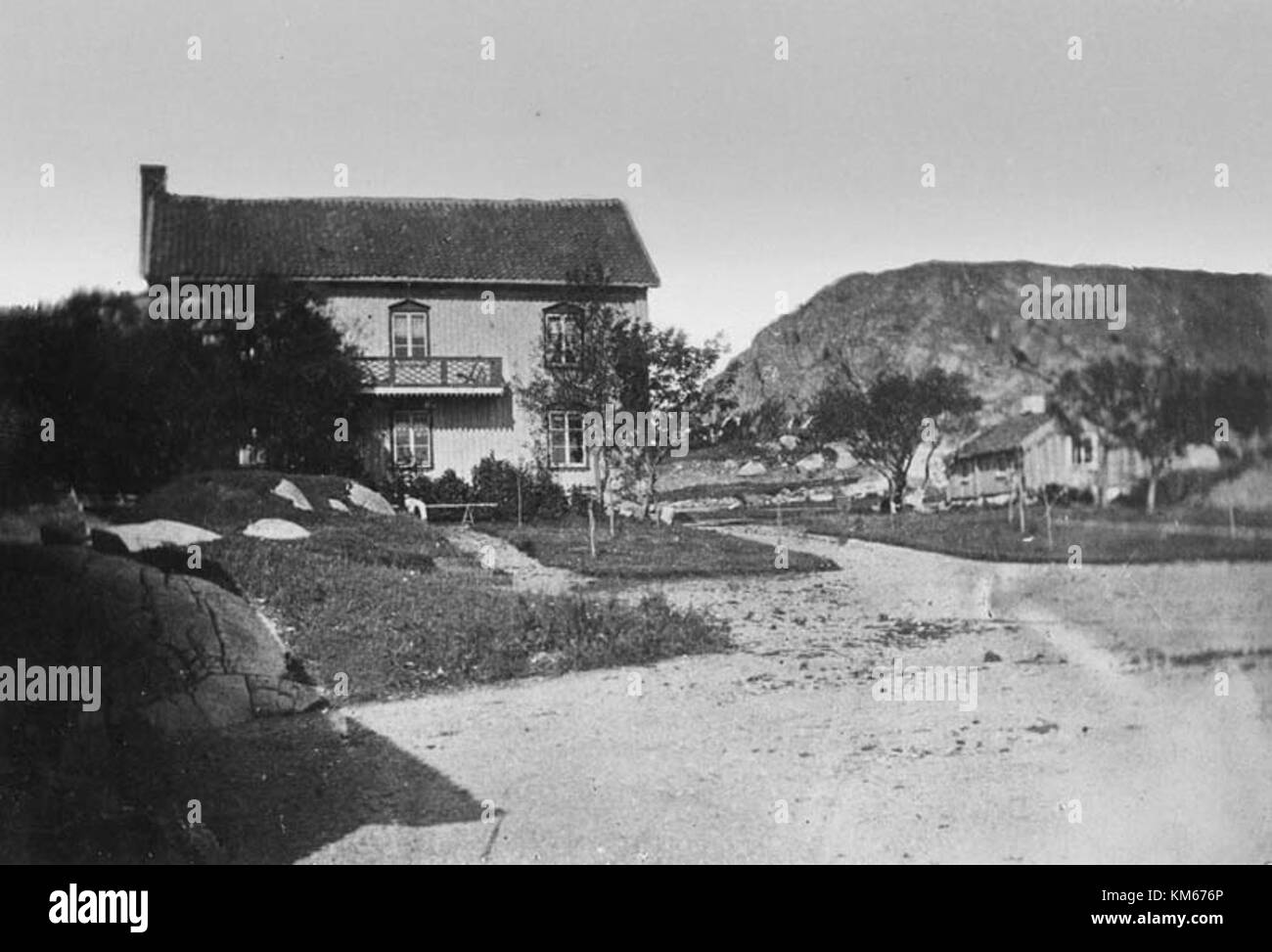 Lysekil, una città costiera in Svezia, è conosciuta per i suoi paesaggi pittoreschi, il patrimonio marittimo e il significato storico, documentati negli archivi del KMB. Foto Stock