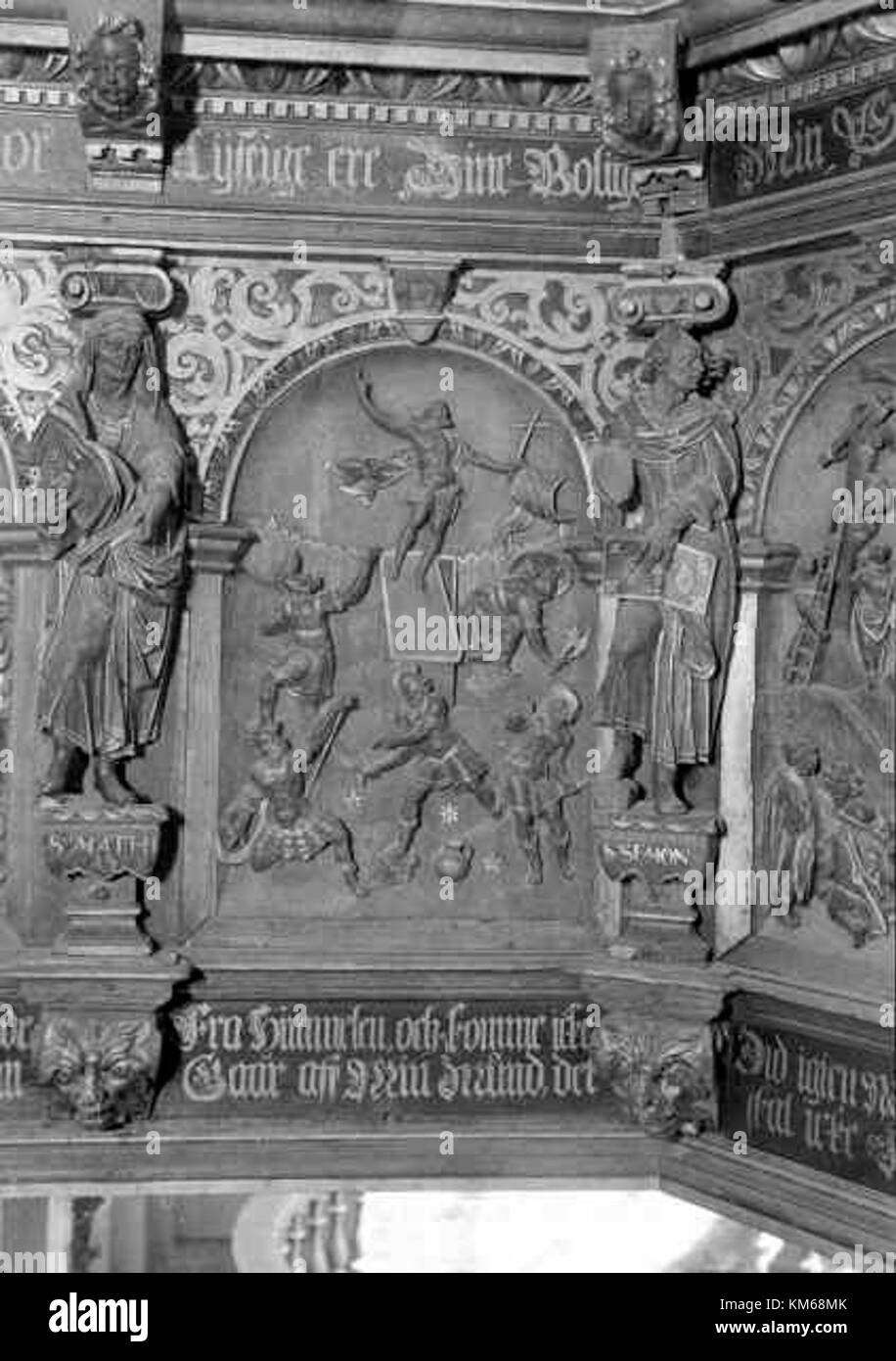 La chiesa di Kropps, situata in Svezia, è presente negli archivi del KMB. Questa chiesa storica è nota per il suo significato architettonico e il suo ruolo nella comunità locale, contribuendo al patrimonio culturale e religioso della regione. Foto Stock