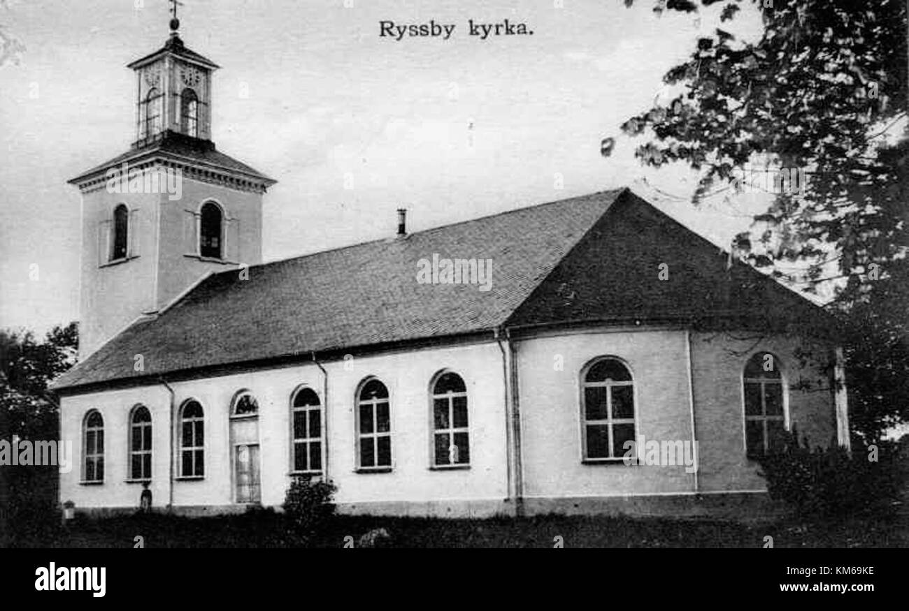 La chiesa di Ryssby, situata in Svezia, è un importante sito religioso di importanza storica. Presenta la tradizionale architettura della chiesa scandinava, che funge da parte della comunità locale. Foto Stock
