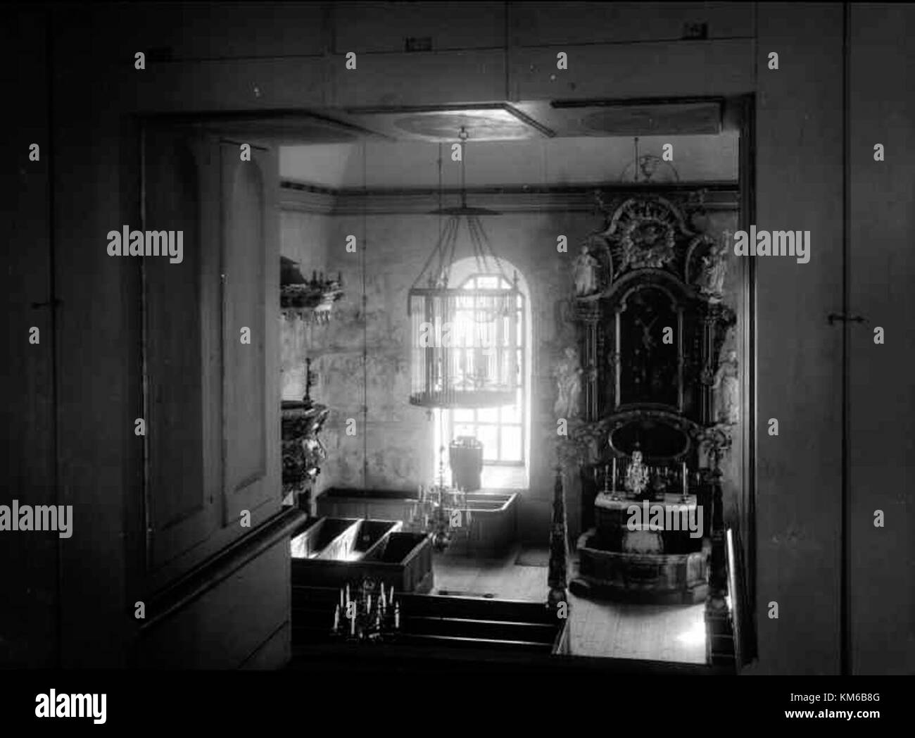 Övikens gamla kyrka, o Chiesa Vecchia di Öviken, è una storica chiesa in legno situata nella contea di Jämtland, Svezia. La chiesa è conosciuta per la sua architettura tradizionale e il suo significato culturale. Il codice KMB 1600020004206 si riferisce alla sua iscrizione nel database del National Heritage Board svedese, evidenziando la sua importanza come sito del patrimonio culturale. Foto Stock