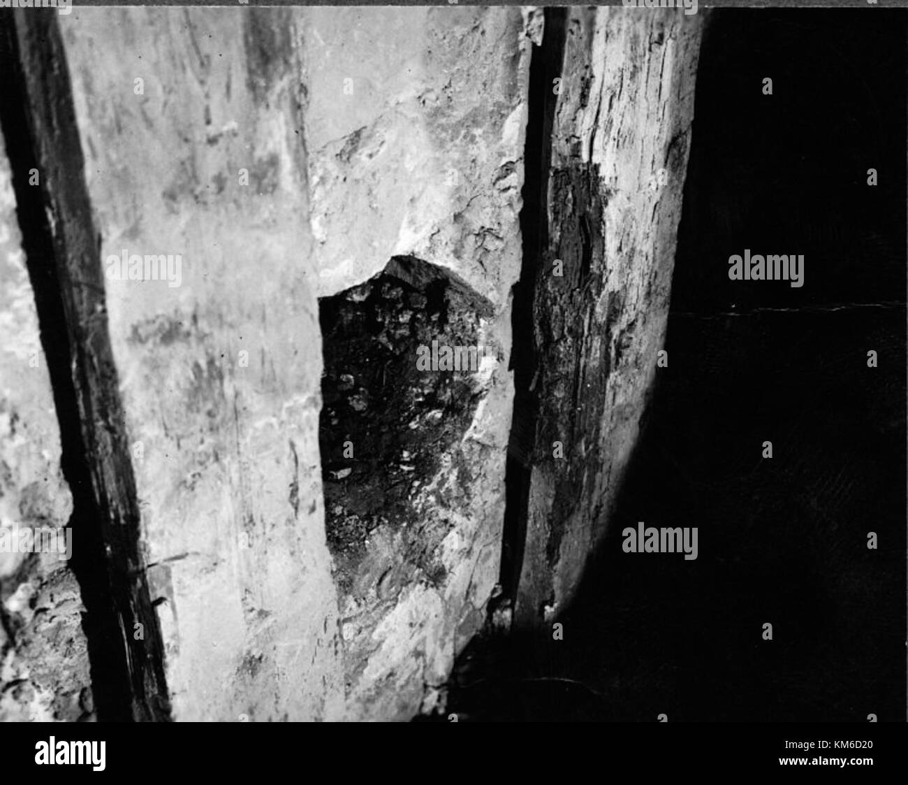 La chiesa di Hellvi, una struttura medievale situata in Svezia, è un esempio di architettura ecclesiastica scandinava, che riflette le pratiche religiose regionali e i valori culturali dell'epoca. Foto Stock