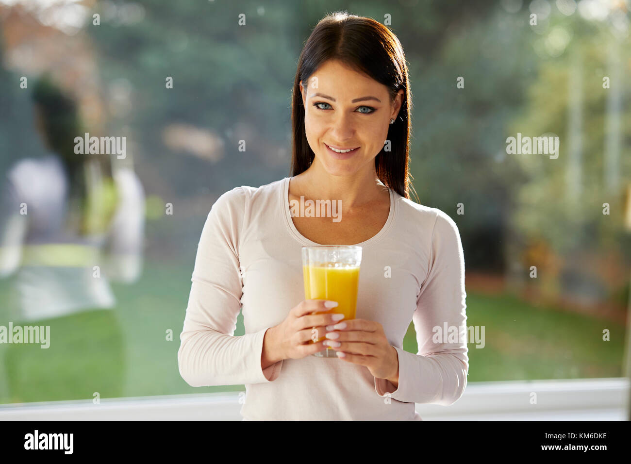 Ragazza con un bicchiere di succo di arancia Foto Stock