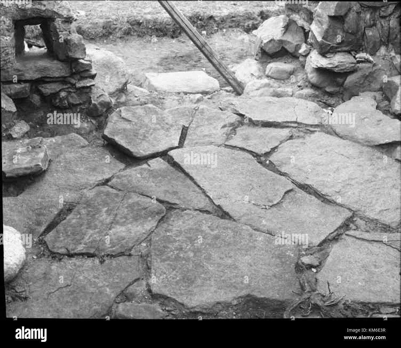 Una fotografia storica delle rovine dell'abbazia di Nydala in Svezia, elencata come KMB 16000200134518, che mostra i resti architettonici dell'abbazia. Foto Stock